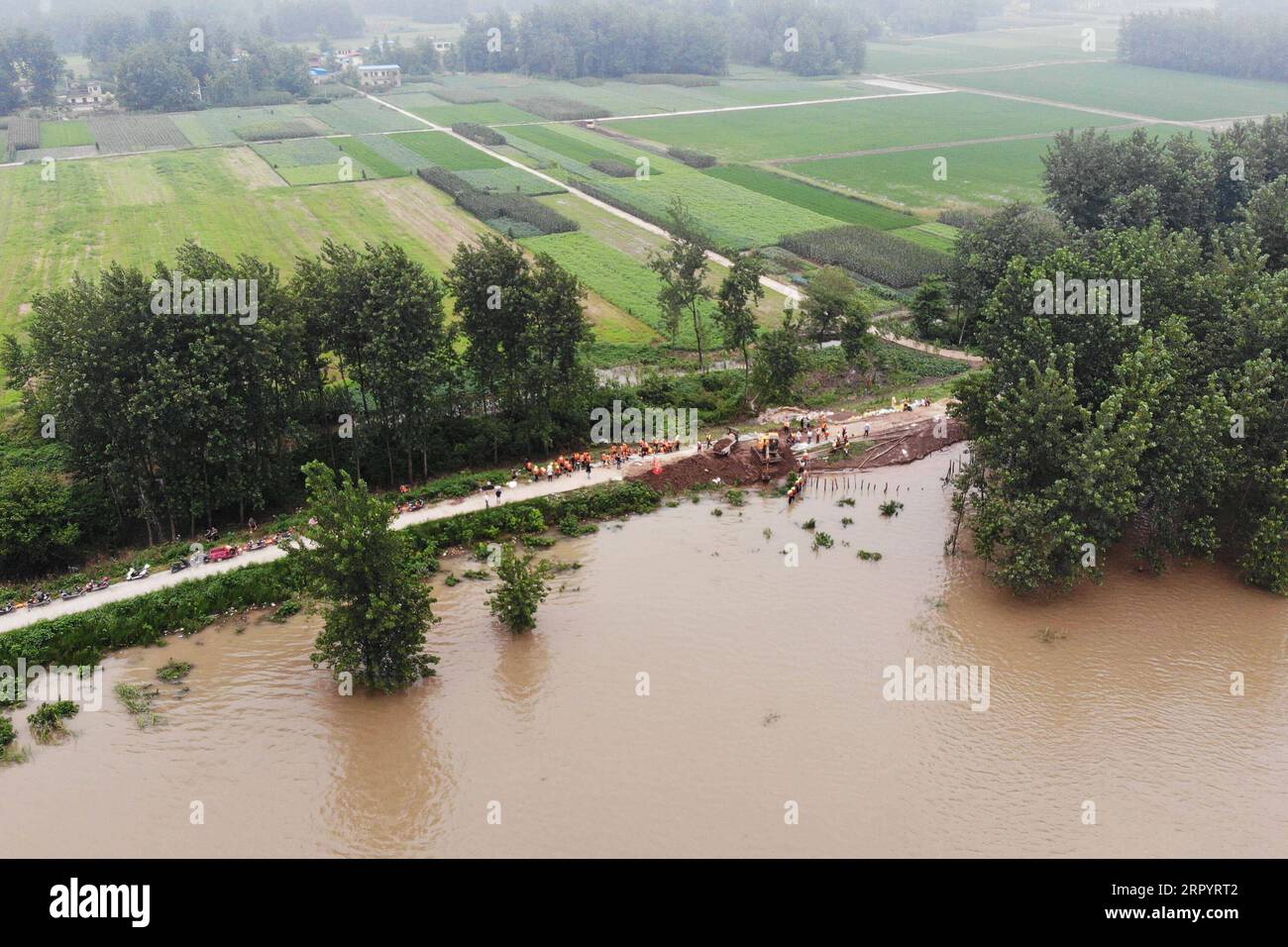 200714 -- ZONGYANG, le 14 juillet 2020 -- une photo aérienne montre des personnes bloquant une canalisation sur le remblai d'une île fluviale dans le canton de Changsha, dans le comté de Zongyang, dans l'est de la Chine, dans la province d'Anhui, le 14 juillet 2020. Les responsables locaux et les résidents de la municipalité de Changsha luttent contre la tuyauterie de remblai de l'île-rivière déclenchée par la montée croissante des eaux du fleuve Yangtze. Tous les résidents de l'île ont été relogés en lieu sûr. CHINA-ANHUI-ZONGYANG-FLOOD CONTROL CN HUANGXBOHAN PUBLICATIONXNOTXINXCHN Banque D'Images