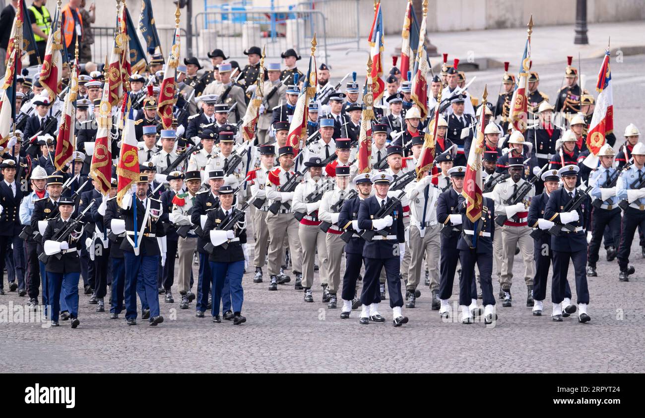 200714 -- PARIS, le 14 juillet 2020 Xinhua -- la fête de la Bastille a lieu sur la place de la Concorde à Paris, France, le 14 juillet 2020. Sans le traditionnel défilé militaire sur la célèbre avenue des champs Elysées et sans célébration publique, le président français Emmanuel Macron a présidé mardi la cérémonie du Bastille éclipsée par la crise du coronavirus. Pour la célébration de cette année, le défilé militaire, qui attirait traditionnellement une foule énorme, a été annulé pour la première fois depuis 1945 et remplacé par un défilé réduit sur la place de la Concorde au centre de Paris. Banque D'Images