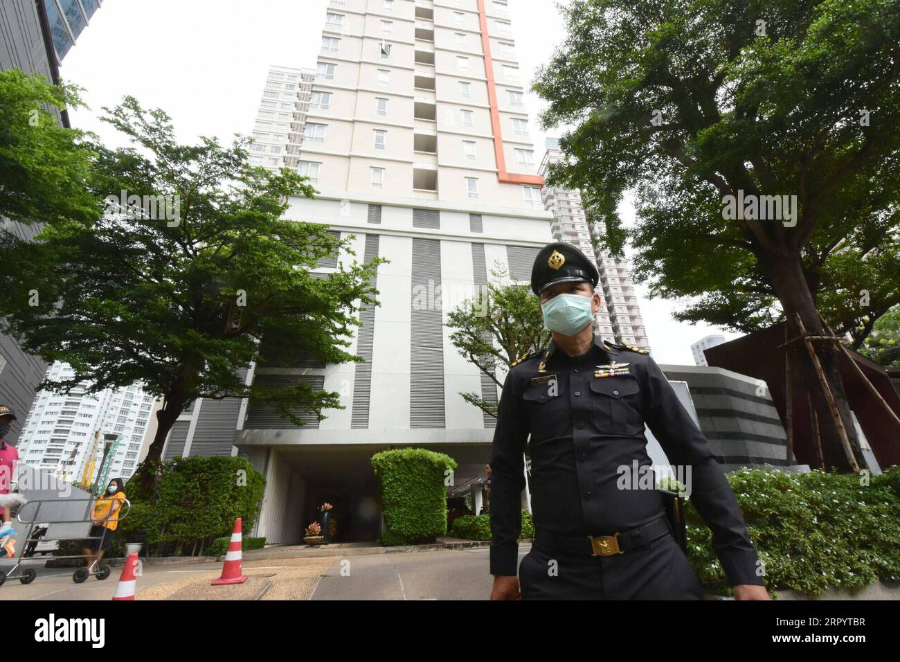 200715 -- BANGKOK, le 15 juillet 2020 -- Un policier est en service à proximité d'un immeuble résidentiel où une fille d'un diplomate soudanais avait été testée positive au COVID-19, à Bangkok, Thaïlande, le 14 juillet 2020. Le cas récent de deux étrangers qui ont été autorisés à entrer en Thaïlande et qui ont ensuite été testés positifs au COVID-19 a incité le gouvernement thaïlandais à réviser ses mesures sur l’octroi d’une autorisation d’entrée à certains groupes d’étrangers. Un officier militaire égyptien et une fille d’un diplomate soudanais ont été trouvés séparément cette semaine infectés par le virus COVID-19. THAÏLANDE-BANGKOK-COVID-19 Banque D'Images