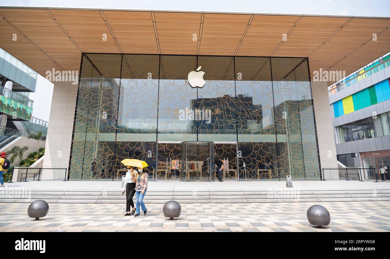200717 -- PÉKIN, le 17 juillet 2020 -- une photo prise le 16 juillet 2020 montre l'extérieur du nouveau magasin Apple à Sanlitun de Pékin, capitale de la Chine. Le magasin Apple a rouvert vendredi sur un nouveau site à Sanlitun de Pékin. C'est le premier magasin Apple dans les régions Asie-Pacifique qui utilise la batterie solaire pour fournir de l'électricité pour lui-même. CHINE-PÉKIN-APPLE-RETAIL STORE-ROUVRIR CN CAIXYANG PUBLICATIONXNOTXINXCHN Banque D'Images