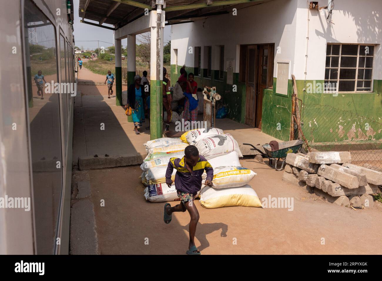 African Boy courant pour attraper un train à la gare Banque D'Images