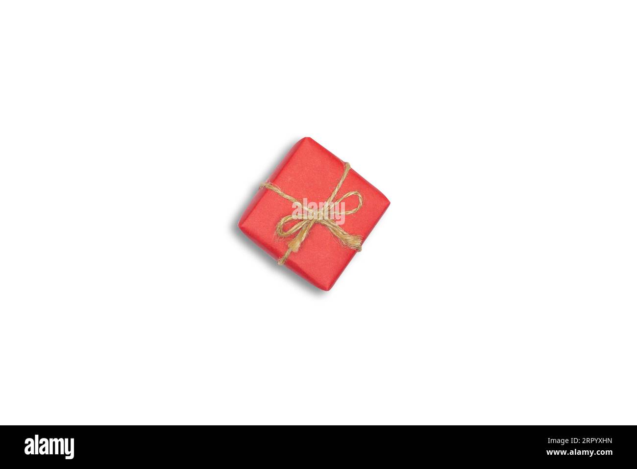 Noël de vacances avec décoration festive sur fond isolé blanc avec chemin de détourage. Alterner Noël et nouvel an boîte-cadeau de vacances sur blanc. Banque D'Images