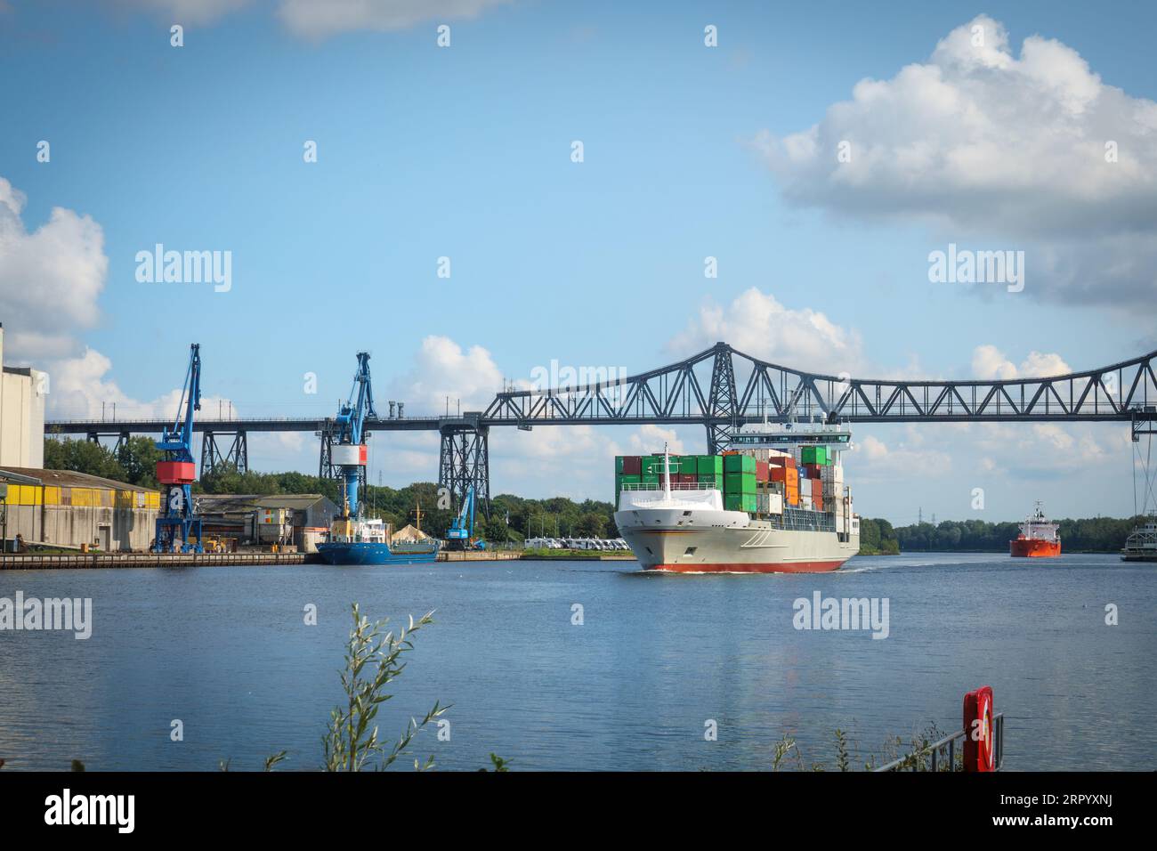 Un porte-conteneurs passe sous le pont de Rendsburg Banque D'Images