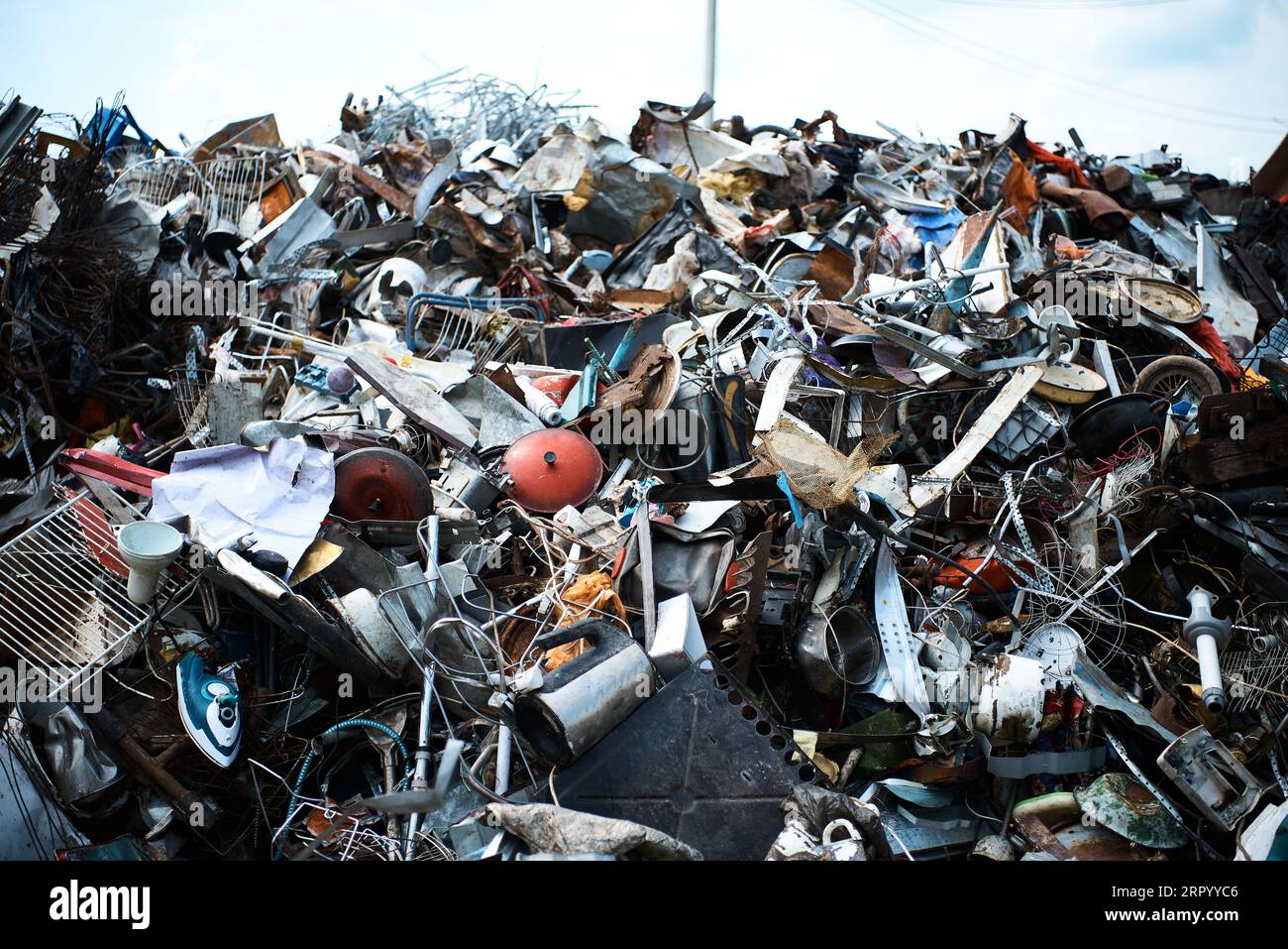 Énorme pile de déchets différents dans la cour de l'usine de recyclage Banque D'Images