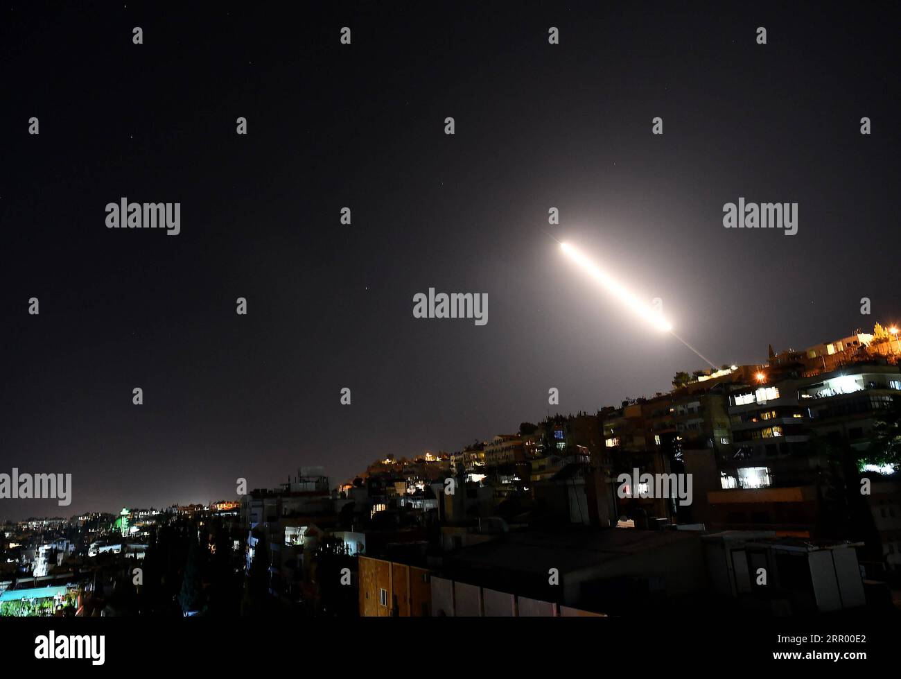 200720 -- DAMAS, le 20 juillet 2020 -- un missile de défense aérienne syrien est vu dans le ciel au-dessus de Damas, capitale de la Syrie, le 20 juillet 2020. Les défenses aériennes syriennes ont répondu à une attaque de missiles israéliens sur la capitale Damas lundi soir, a rapporté l’agence de presse d’État SANA. Photo par /Xinhua SYRIE-DAMAS-ISRAËL ATTAQUE-DÉFENSES AÉRIENNES-MISSILES AmmarxSafarjalani PUBLICATIONxNOTxINxCHN Banque D'Images