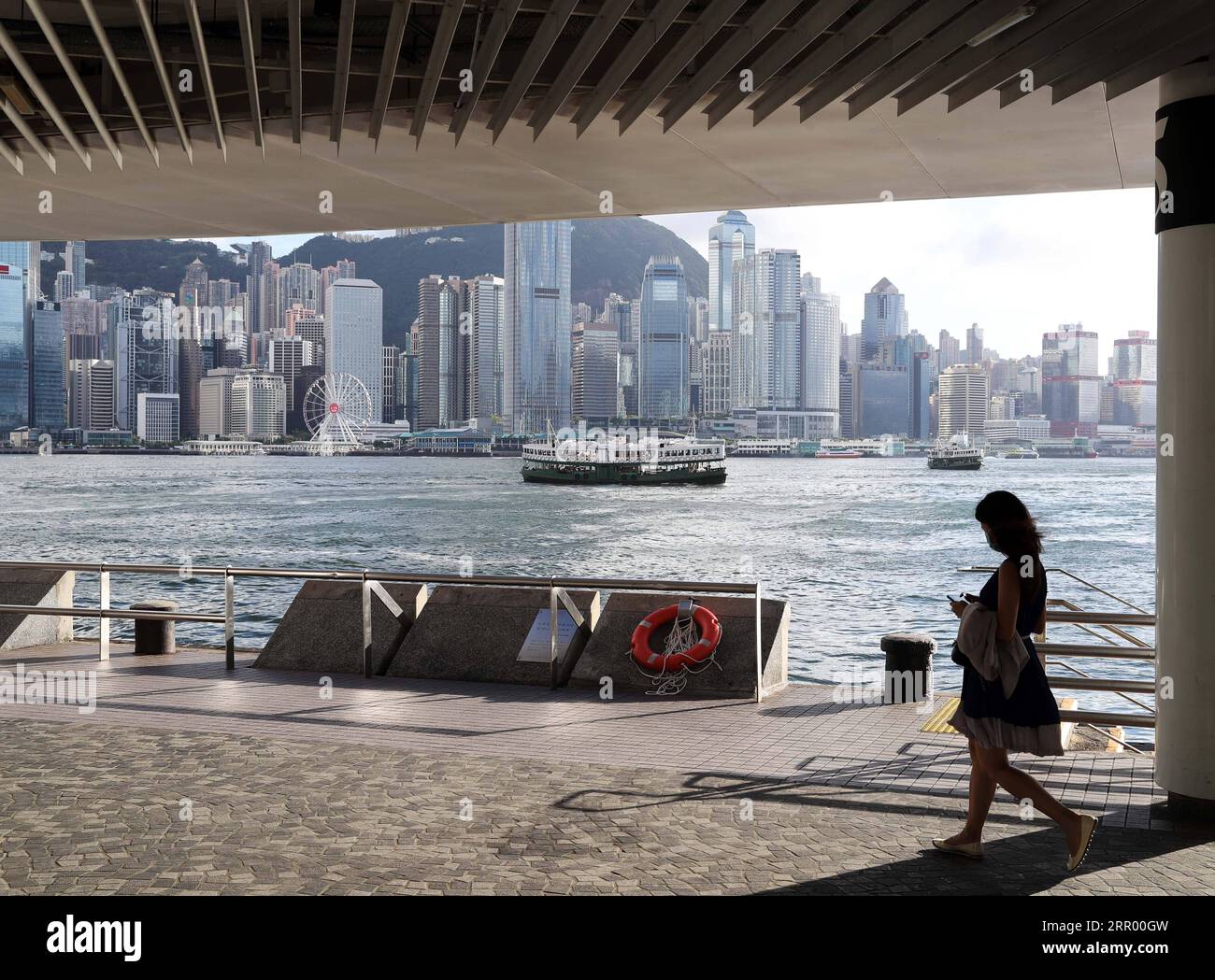 200721 -- HONG KONG, le 21 juillet 2020 -- Une femme marche sur un quai à Tsim Sha Tsui, Hong Kong, Chine méridionale, le 16 juillet 2020. Le taux de chômage de Hong Kong est resté le plus élevé en plus de 15 ans au cours des trois derniers mois, alors que l’économie était toujours aux prises avec les doubles coups de l’épidémie de COVID-19 en cours et des mois de troubles sociaux l’année dernière. POUR ALLER AVEC le taux de chômage de Hong Kong reste à plus de 15 ans TAUX DE CHÔMAGE élevé CHINE-HONG KONG CN LixGang PUBLICATIONxNOTxINxCHN Banque D'Images
