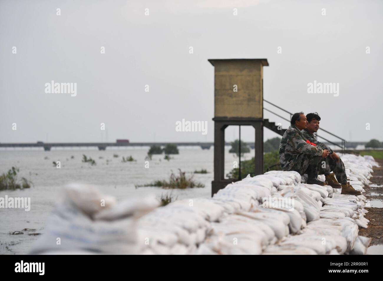 200721 -- JIUJIANG, 21 juillet 2020 -- Chen Shentao L et son fils Chen Jian discutent près d'un remblai menacé par des inondations dans la ville de Xin gang de Jiujiang, province de Jiangxi, dans l'est de la Chine, le 19 juillet 2020. Je ne quitterai pas le remblai jusqu'à ce que les inondations s'estompent, a promis Chen Shentao, le chef du parti communiste du village de Jiangji dans la ville de Xin gang, lorsque le village a été frappé par des inondations désastreuses en 1998. Chen était alors en première ligne de la lutte contre les inondations avec les villageois pendant plus de trois mois. Ses contributions importantes dans la lutte contre les inondations de 1998 lui ont valu plusieurs honneurs dans l'année, lorsque son fils Banque D'Images