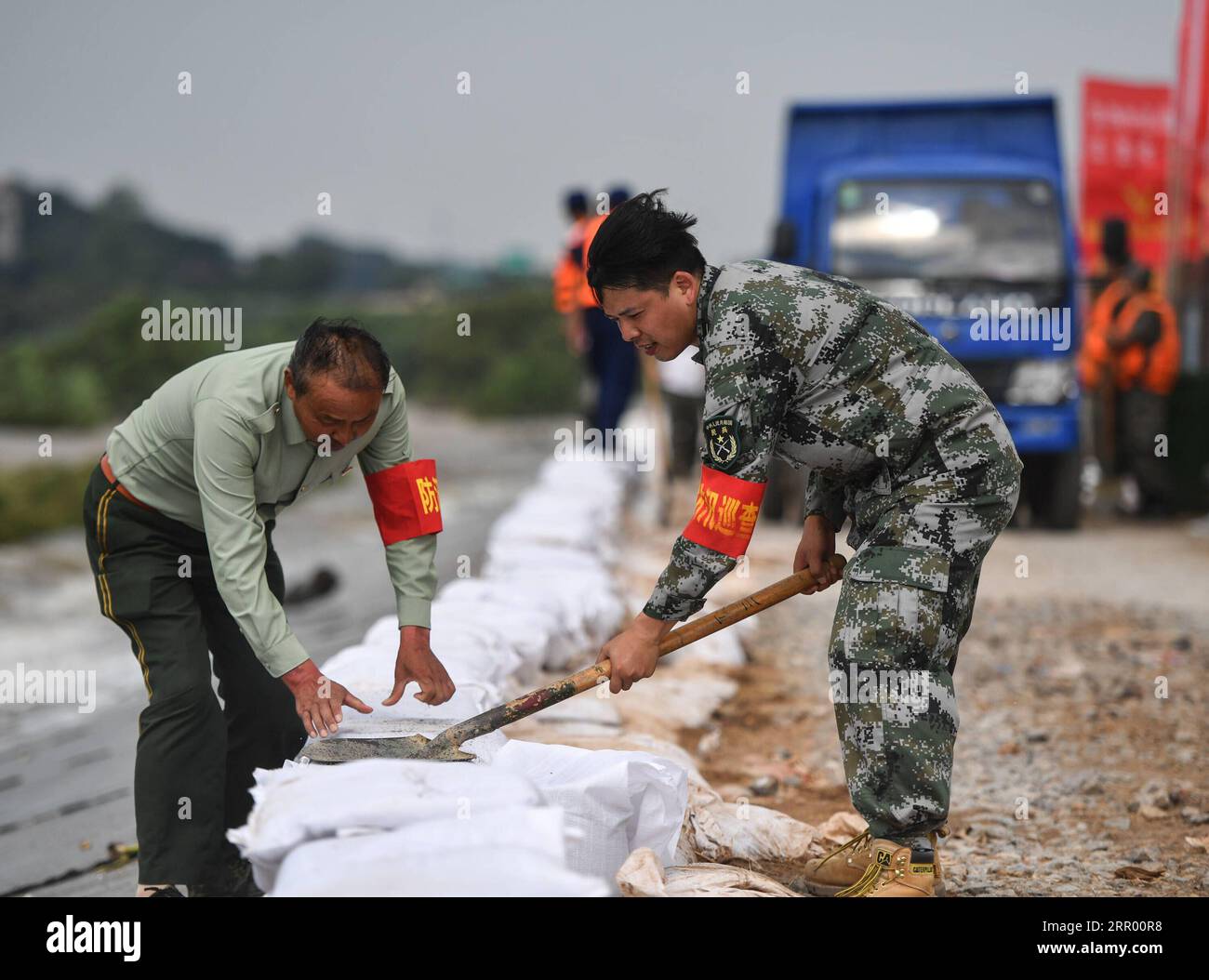 200721 -- JIUJIANG, le 21 juillet 2020 -- Chen Shentao L et son fils Chen Jian renforcent un remblai menacé par les inondations dans la ville de Xin gang de Jiujiang, dans la province du Jiangxi, dans l'est de la Chine, le 18 juillet 2020. Je ne quitterai pas le remblai jusqu'à ce que les inondations s'estompent, a promis Chen Shentao, le chef du parti communiste du village de Jiangji dans la ville de Xin gang, lorsque le village a été frappé par des inondations désastreuses en 1998. Chen était alors en première ligne de la lutte contre les inondations avec les villageois pendant plus de trois mois. Ses contributions importantes dans la lutte contre les inondations de 1998 lui ont valu plusieurs honneurs dans l'année, quand son SO Banque D'Images