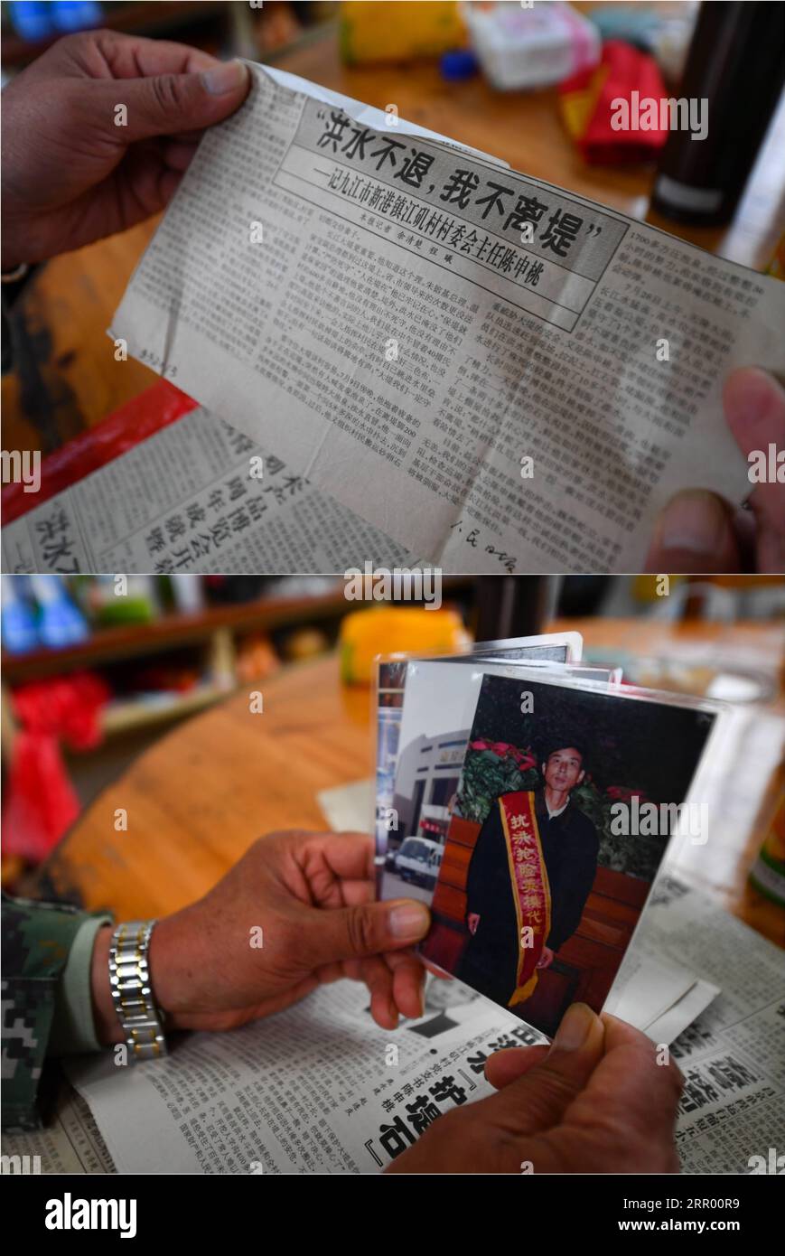 200721 -- JIUJIANG, 21 juillet 2020 -- une photo combinée prise le 19 juillet 2020 montre Chen Shentao affichant une nouvelle à son sujet publiée en 1998 sur le Daily du peuple et une photo de lui-même prise lors d une cérémonie d honneur pour avoir combattu dans les inondations en Chine en 1998. Je ne quitterai pas le remblai jusqu'à ce que les inondations s'estompent, a promis Chen Shentao, le chef du parti communiste du village de Jiangji dans la ville de Xin gang, lorsque le village a été frappé par des inondations désastreuses en 1998. Chen était alors en première ligne de la lutte contre les inondations avec les villageois pendant plus de trois mois. Ses contributions marquantes à comba Banque D'Images