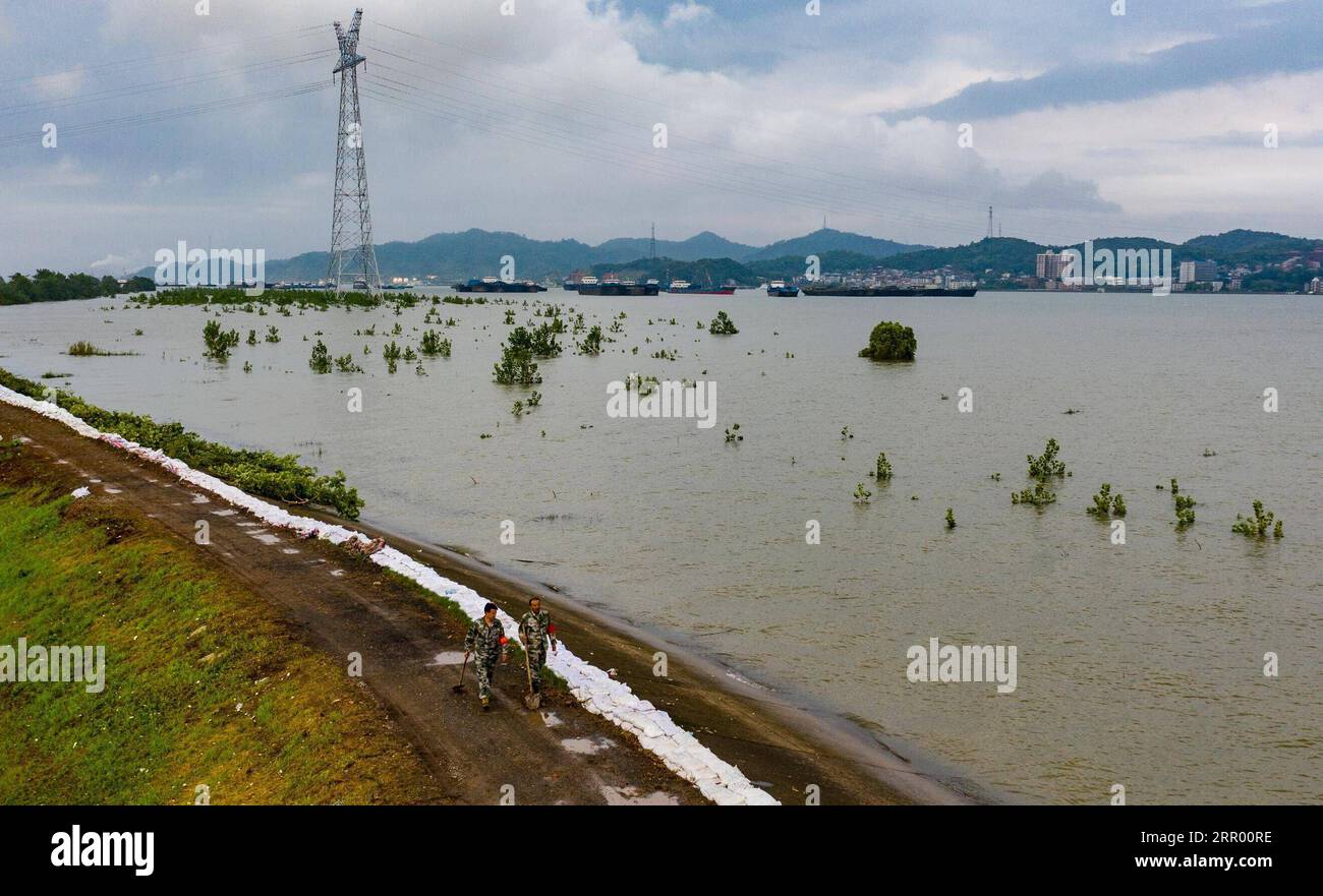 200721 -- JIUJIANG, 21 juillet 2020 -- une photo aérienne montre Chen Shentao R et son fils Chen Jian patrouillant un remblai menacé par des inondations dans la ville de Xin gang de Jiujiang, dans l'est de la Chine, province du Jiangxi, le 19 juillet 2020. Je ne quitterai pas le remblai jusqu'à ce que les inondations s'estompent, a promis Chen Shentao, le chef du parti communiste du village de Jiangji dans la ville de Xin gang, lorsque le village a été frappé par des inondations désastreuses en 1998. Chen était alors en première ligne de la lutte contre les inondations avec les villageois pendant plus de trois mois. Ses contributions marquantes dans la lutte contre les inondations de 1998 lui ont valu plusieurs honneurs en t Banque D'Images