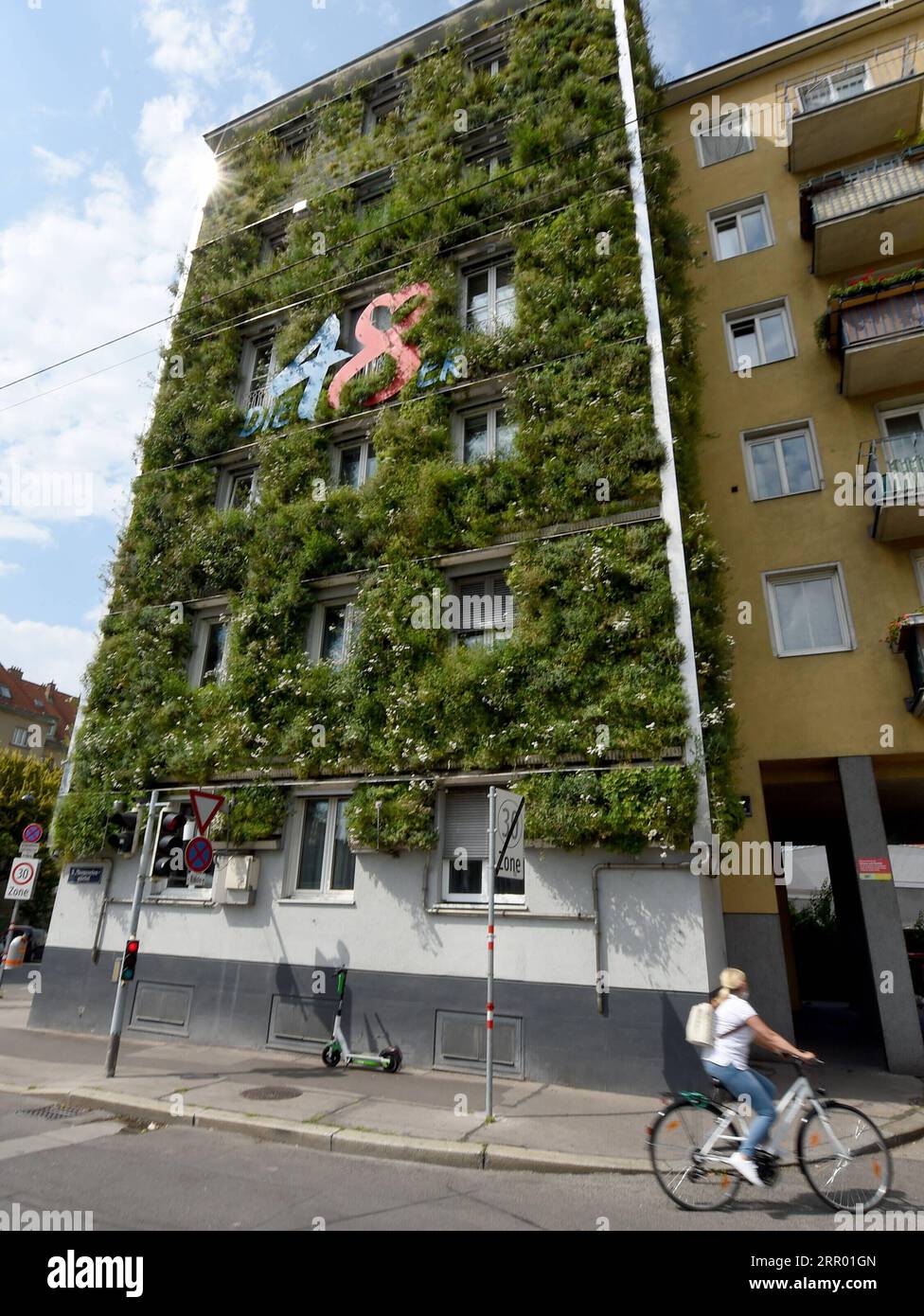 200722 -- VIENNE, 22 juillet 2020 -- une photo prise le 22 juillet 2020 montre une façade verte du siège de ma 48 à Vienne, en Autriche. Les façades du siège de ma 48 étaient recouvertes de plantes vertes, ce qui a eu des effets positifs, notamment le microclimat, la protection du tissu du bâtiment contre la pluie battante et les dépôts de saleté, la protection contre le bruit et la capacité de refroidissement. AUTRICHE-VIENNE-MA 48 SIÈGE SOCIAL-FAÇADES VERTES GUOXCHEN PUBLICATIONXNOTXINXCHN Banque D'Images