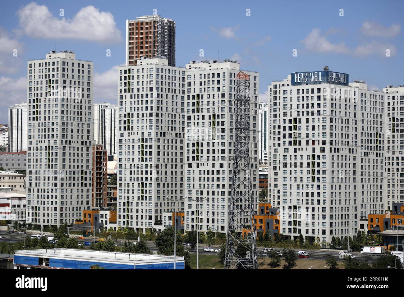 200722 -- ISTANBUL, le 22 juillet 2020 Xinhua -- une photo prise le 21 juillet 2020 montre une vue générale d'immeubles à Istanbul, en Turquie. Photo d'Osman Orsal/Xinhua À ACCOMPAGNER : les prêts bancaires à faible taux d'intérêt entraînent des ventes de logements turques élevées VENTES de logements TURQUIE-ISTANBUL PUBLICATIONxNOTxINxCHN Banque D'Images