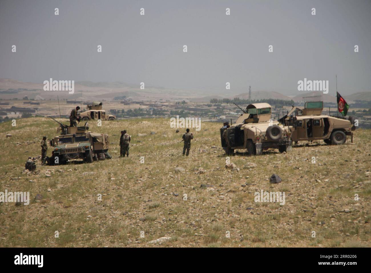 200723 -- JALALABAD, le 23 juillet 2020 -- des soldats de l'armée afghane participent à une opération militaire dans la région de Qelgho, dans le district de Khogyani, dans la province de Nangarhar, dans l'est de l'Afghanistan, le 23 juillet 2020. Les forces de sécurité du gouvernement afghan ont tué mercredi 31 militants talibans et blessé 15 autres dans l'est de la province de Nangarhar, a déclaré jeudi le ministère de la Défense du pays. Photo de /Xinhua AFGHANISTAN-NANGARHAR-OPÉRATION MILITAIRE SaifurahmanxSafi PUBLICATIONxNOTxINxCHN Banque D'Images