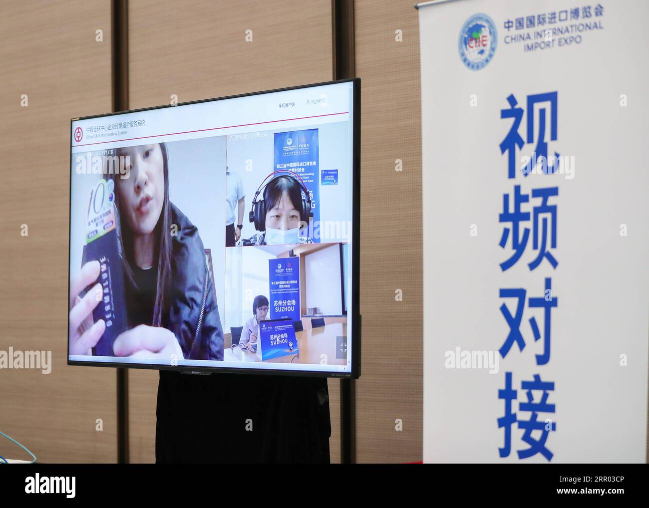 200726 -- SHANGHAI, le 26 juillet 2020 -- les participants du CIIE communiquent en ligne lors d'une activité de jumelage offre-demande pour les biens de consommation avant la 3e CIIE à Shanghai, dans l'est de la Chine, le 10 juillet 2020. POUR ALLER AVEC LES TITRES XINHUA DU 26 JUILLET 2020 CHINA-SHANGHAI-3RD CIIE-PREPARATIONCN DINGXTING PUBLICATIONXNOTXINXCHN Banque D'Images