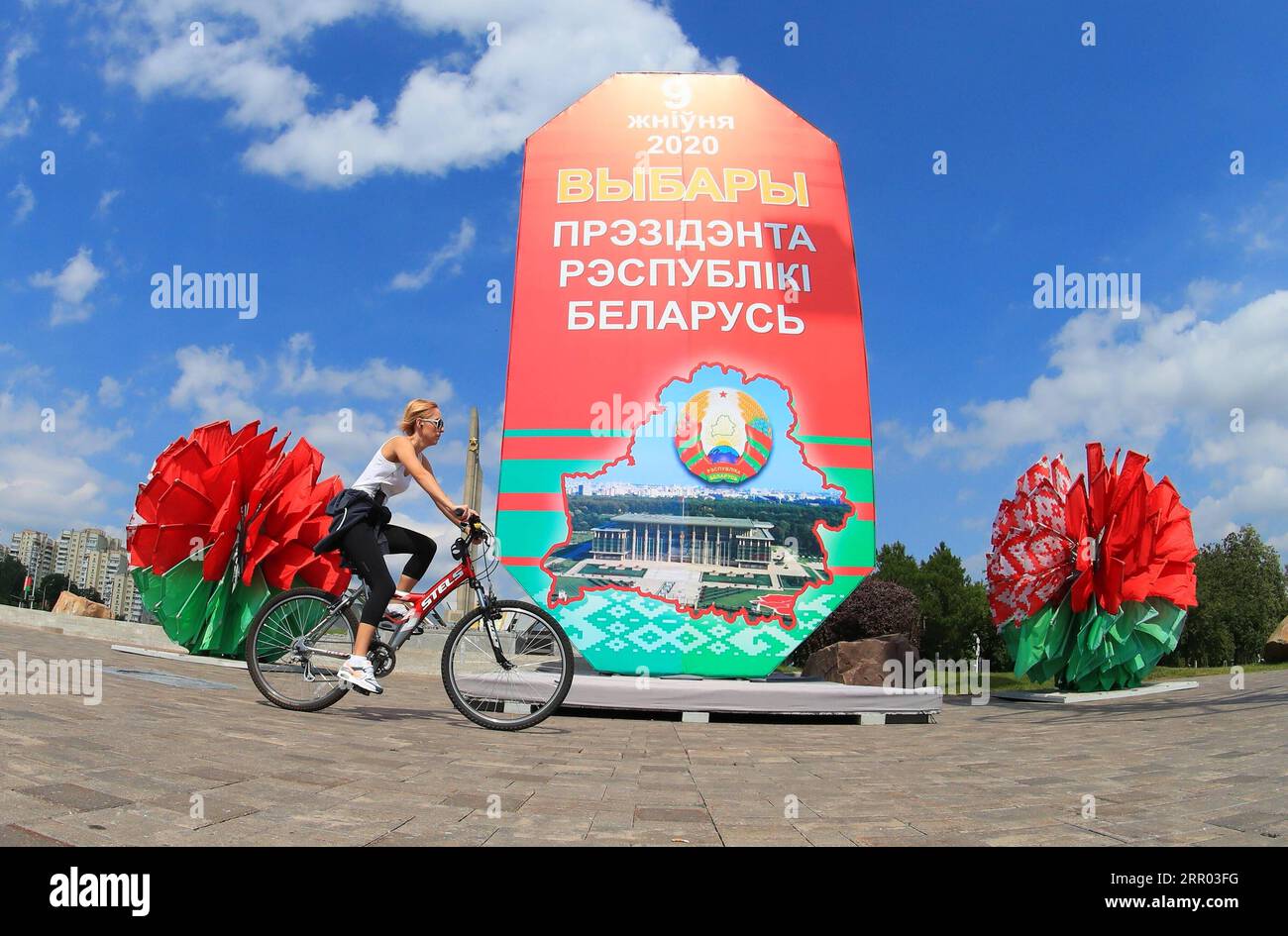 200726 -- MINSK, le 26 juillet 2020 Xinhua -- Un cycliste passe devant une affiche sur l'élection présidentielle à Minsk, Biélorussie, le 26 juillet 2020. L’élection présidentielle en Biélorussie aura lieu le 9 août 2020. Le vote anticipé aux élections aura lieu du 4 au 8 août. Photo de Henadz Zhinkov/Xinhua BIÉLORUSSIE-MINSK-PRÉPARATION DE L'ÉLECTION PRÉSIDENTIELLE PUBLICATIONxNOTxINxCHN Banque D'Images