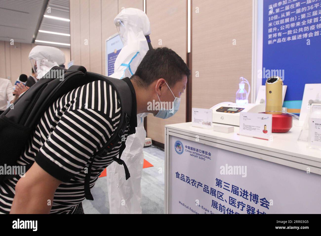 200726 -- SHANGHAI, le 26 juillet 2020 -- Un visiteur regarde des expositions lors d'une réunion de jumelage offre-demande avant la 3e China International Import Expo CIIE à Shanghai, dans l'est de la Chine, le 26 juillet 2020. Une réunion de jumelage offre-demande pour les produits alimentaires et agricoles, les équipements médicaux et les produits de santé a eu lieu dimanche avant le troisième CIIE, qui est prévu du 5 au 10 novembre cette année. CHINA-SHANGHAI-IMPORT EXPO-PREPARATIONCN WangxXiang PUBLICATIONxNOTxINxCHN Banque D'Images
