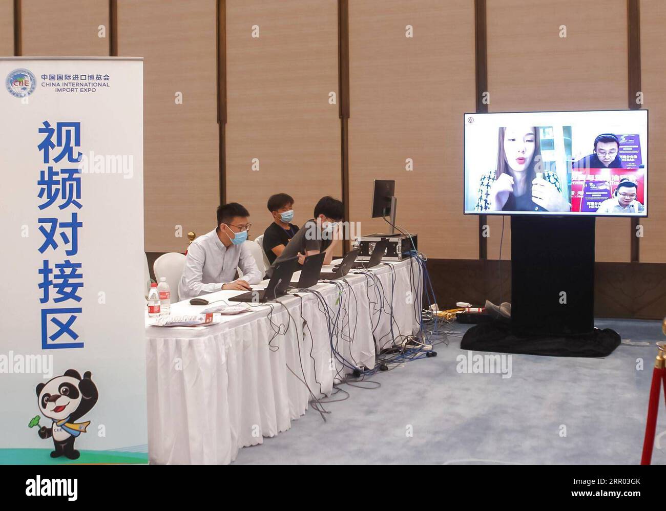 200726 -- SHANGHAI, le 26 juillet 2020 -- les participants communiquent en ligne lors d'une réunion de jumelage offre-demande avant la 3e China International Import Expo CIIE à Shanghai, dans l'est de la Chine, le 26 juillet 2020. Une réunion de jumelage offre-demande pour les produits alimentaires et agricoles, les équipements médicaux et les produits de santé a eu lieu dimanche avant le troisième CIIE, qui est prévu du 5 au 10 novembre cette année. CHINA-SHANGHAI-IMPORT EXPO-PREPARATIONCN WangxXiang PUBLICATIONxNOTxINxCHN Banque D'Images