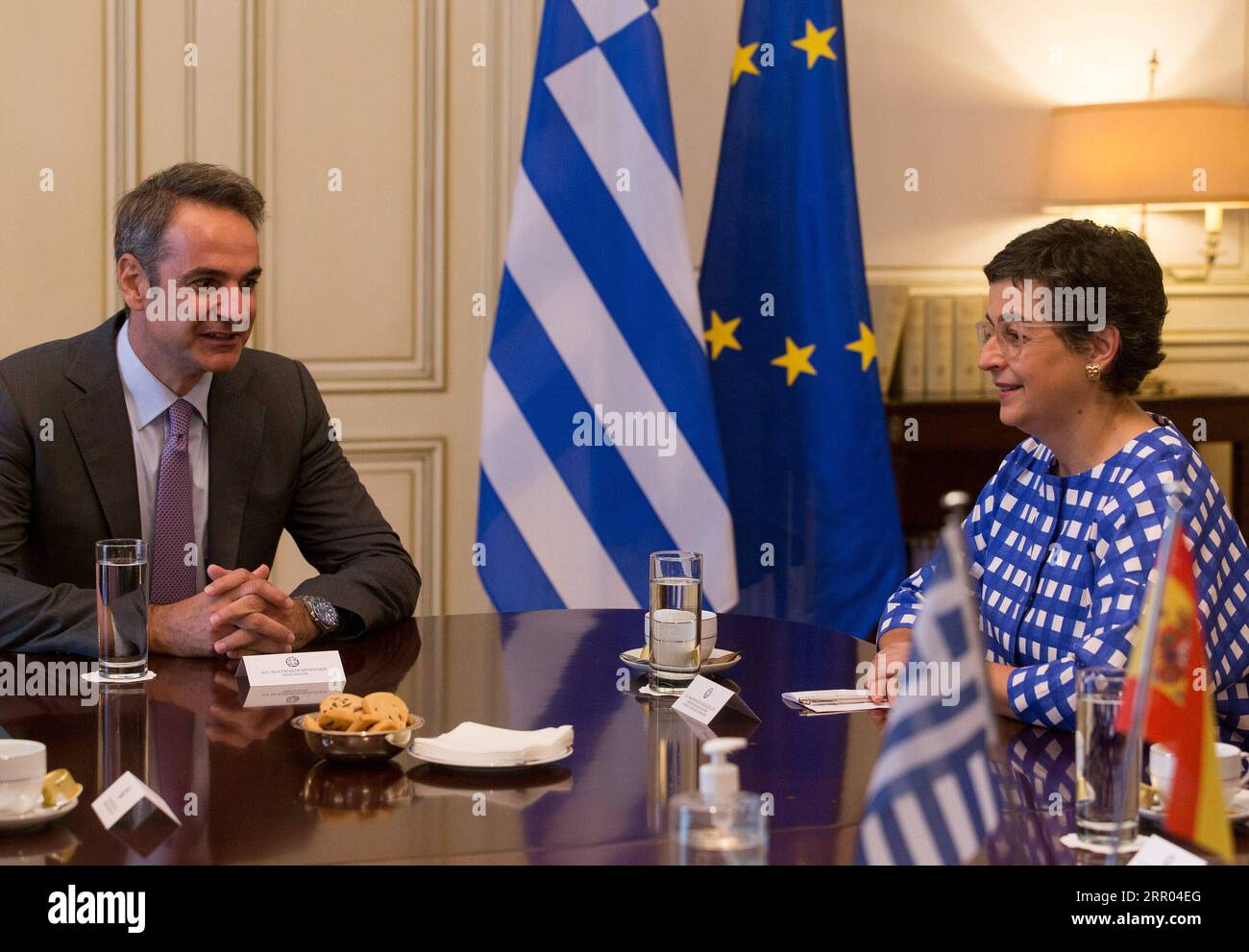 200728 -- ATHÈNES, le 28 juillet 2020 -- le Premier ministre grec Kyriakos Mitsotakis L et la ministre espagnole des Affaires étrangères Arancha Gonzalez Laya s'entretiennent au cabinet du Premier ministre, à Athènes, en Grèce, le 28 juillet 2020. Gonzalez Laya a visité Athènes mardi. GRÈCE-ATHÈNES-ESPAGNE-FM-VISITE MariosxLolos PUBLICATIONxNOTxINxCHN Banque D'Images