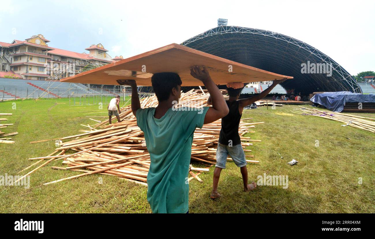 200729 -- GUWAHATI, 29 juillet 2020 Xinhua -- des travailleurs ont mis en place un centre temporaire de soins COVID-19 au stade Nehru à Guwahati dans l'Assam, en Inde, le 28 juillet 2020. Le nombre de COVID-19 de l Inde a franchi la barre des 1,5 millions mercredi, atteignant 1 531 669, a déclaré le ministère fédéral de la Santé. Str/Xinhua INDIA-ASSAM-COVID-19 CENTRE DE SOINS PUBLICATIONxNOTxINxCHN Banque D'Images