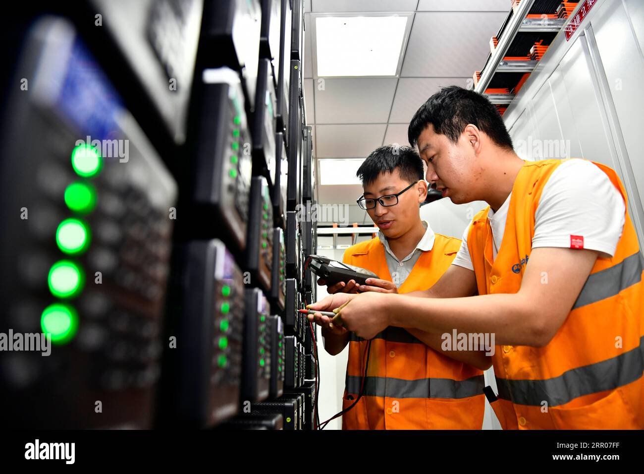 200801 -- JINAN, 1 août 2020 -- des membres du personnel testent le système de signalisation sur une section du chemin de fer interurbain Qingdao-Rongcheng dans la ville de Laixi, province du Shandong dans l'est de la Chine, le 31 juillet 2020. CHINE-SHANDONG-LAIXI-CONSTRUCTION FERROVIAIRE CN GUOXXULEI PUBLICATIONXNOTXINXCHN Banque D'Images