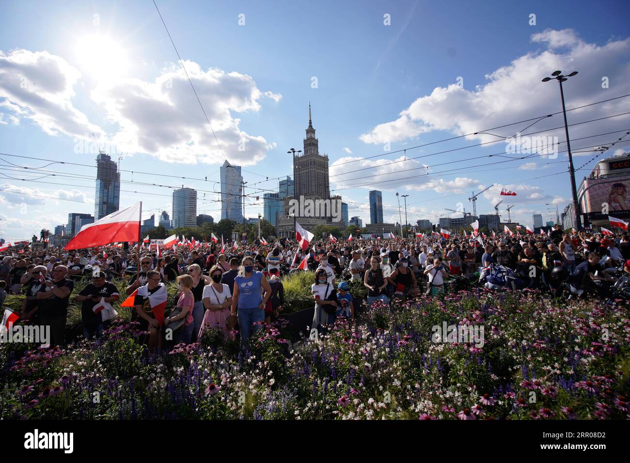 200802 -- VARSOVIE, 2 août 2020 Xinhua -- des gens se rassemblent pour commémorer le soulèvement de Varsovie à Varsovie, en Pologne, le 1 août 2020. Le 1 août 1944, la résistance clandestine polonaise, dirigée par l'Armée de l'intérieur polonaise, a commencé une opération militaire majeure pour libérer Varsovie de l'occupation nazie. Le soulèvement, qui a duré 63 jours, a été le plus grand effort militaire de toute résistance européenne contre l'Allemagne nazie. Photo Jaap Arriens/Xinhua POLOGNE-VARSOVIE-SOULÈVEMENT-ANNIVERSAIRE PUBLICATIONxNOTxINxCHN Banque D'Images