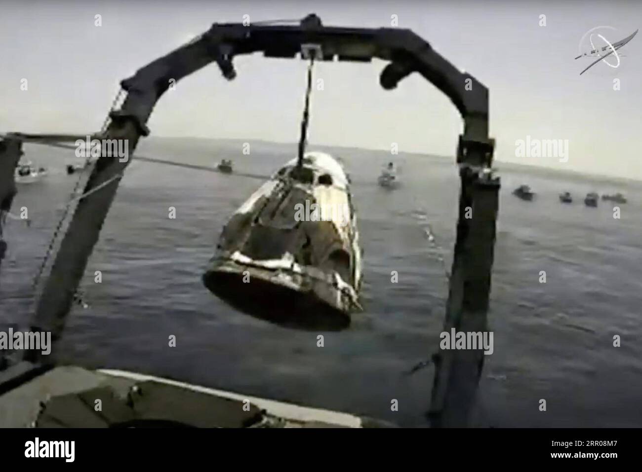 200802 -- PENSACOLA U.S., 2 août 2020 Xinhua -- dans la capture d'image de NASA TV, le vaisseau spatial SpaceX Crew Dragon Endeavour est hissé du golfe du Mexique sur le pont du navire de récupération GO Navigator de SpaceX au large de Pensacola, en Floride, aux États-Unis, le 2 août 2020. Le vaisseau spatial SpaceX Crew Dragon Endeavour transportant deux astronautes de la NASA a été parachuté dimanche à un splashdown dans le golfe du Mexique au large des côtes de la Floride, achevant une mission de deux mois vers la Station spatiale internationale ISS. NASA TV/HANDOUT VIA XINHUA US-CÔTE DE PENSACOLA-SPACEX-CREW DRAGON ENDEAVOUR S. Banque D'Images