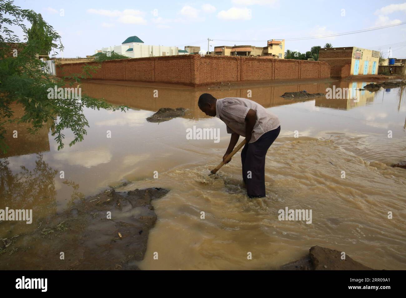 200804 -- KHARTOUM, le 4 août 2020 -- Un homme travaille sur une route inondée à Khartoum, Soudan, le 3 août 2020. Le Soudan a récemment connu des inondations dues à de fortes pluies. SOUDAN-KHARTOUM-INONDATION MohamedxKhidir PUBLICATIONxNOTxINxCHN Banque D'Images