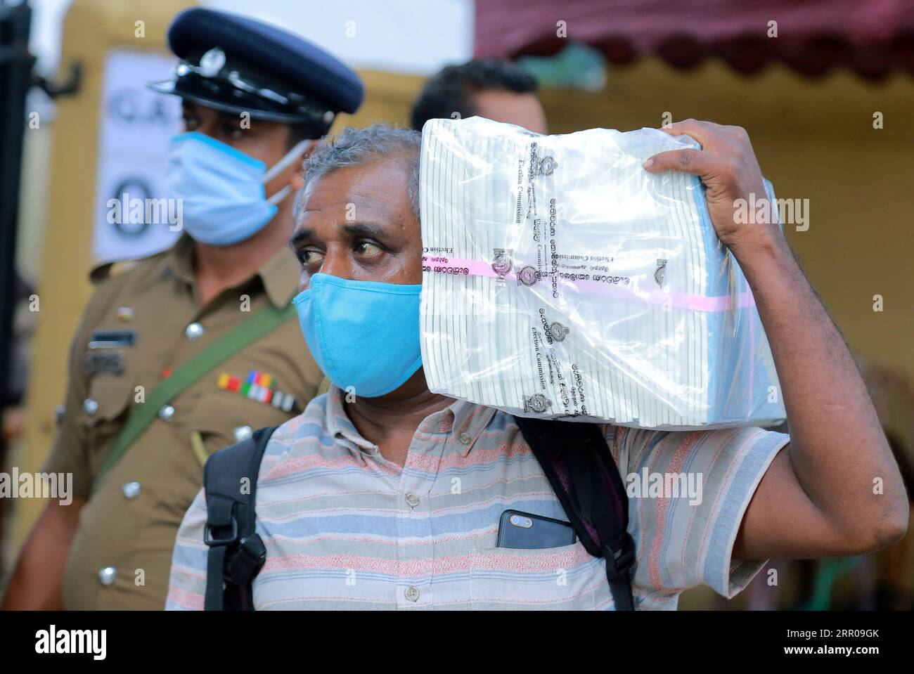 200804 -- COLOMBO, le 4 août 2020 -- Un homme transporte des objets liés aux élections parlementaires dans une école de Colombo, au Sri Lanka, le 4 août 2020. Le président sri-lankais Gotabaya Rajapaksa, dans un avis spécial publié au début de mardi, a déclaré que le nouveau Parlement se réunira le 20 août après les élections législatives qui auront lieu mercredi. Photo de /Xinhua SRI LANKA-COLOMBO-PARLIMENTARY POLL-PREPARATION AjithxPerera PUBLICATIONxNOTxINxCHN Banque D'Images