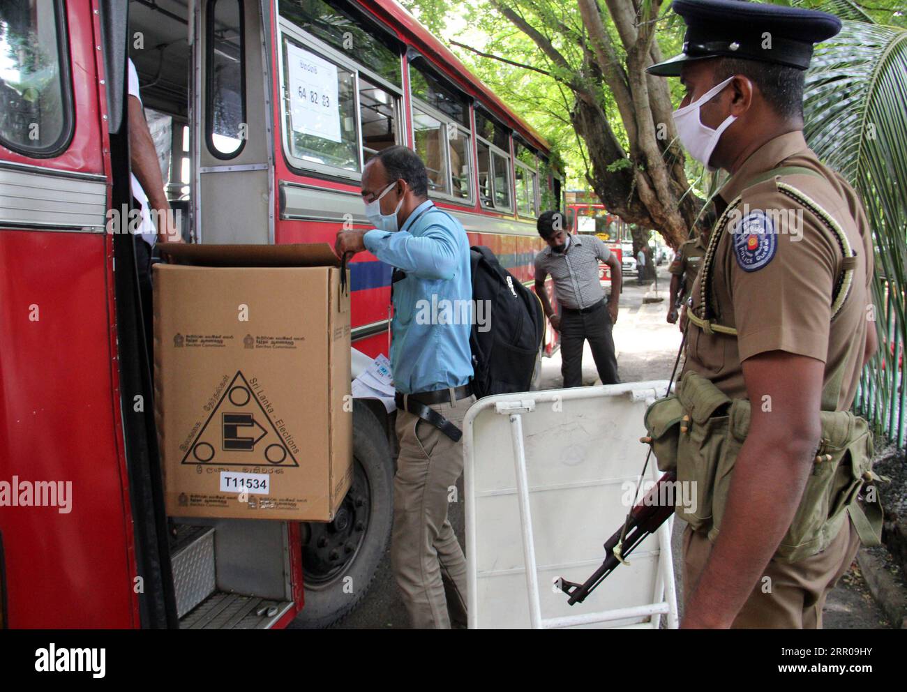 200804 -- COLOMBO, le 4 août 2020 -- les responsables électoraux se préparent à transporter des urnes depuis une école de Colombo, au Sri Lanka, le 4 août 2020. Le président sri-lankais Gotabaya Rajapaksa, dans un avis spécial publié au début de mardi, a déclaré que le nouveau Parlement se réunira le 20 août après les élections législatives qui auront lieu mercredi. Photo de /Xinhua SRI LANKA-COLOMBO-PARLIMENTARY POLL-PREPARATION A.Hapuarachchi PUBLICATIONxNOTxINxCHN Banque D'Images