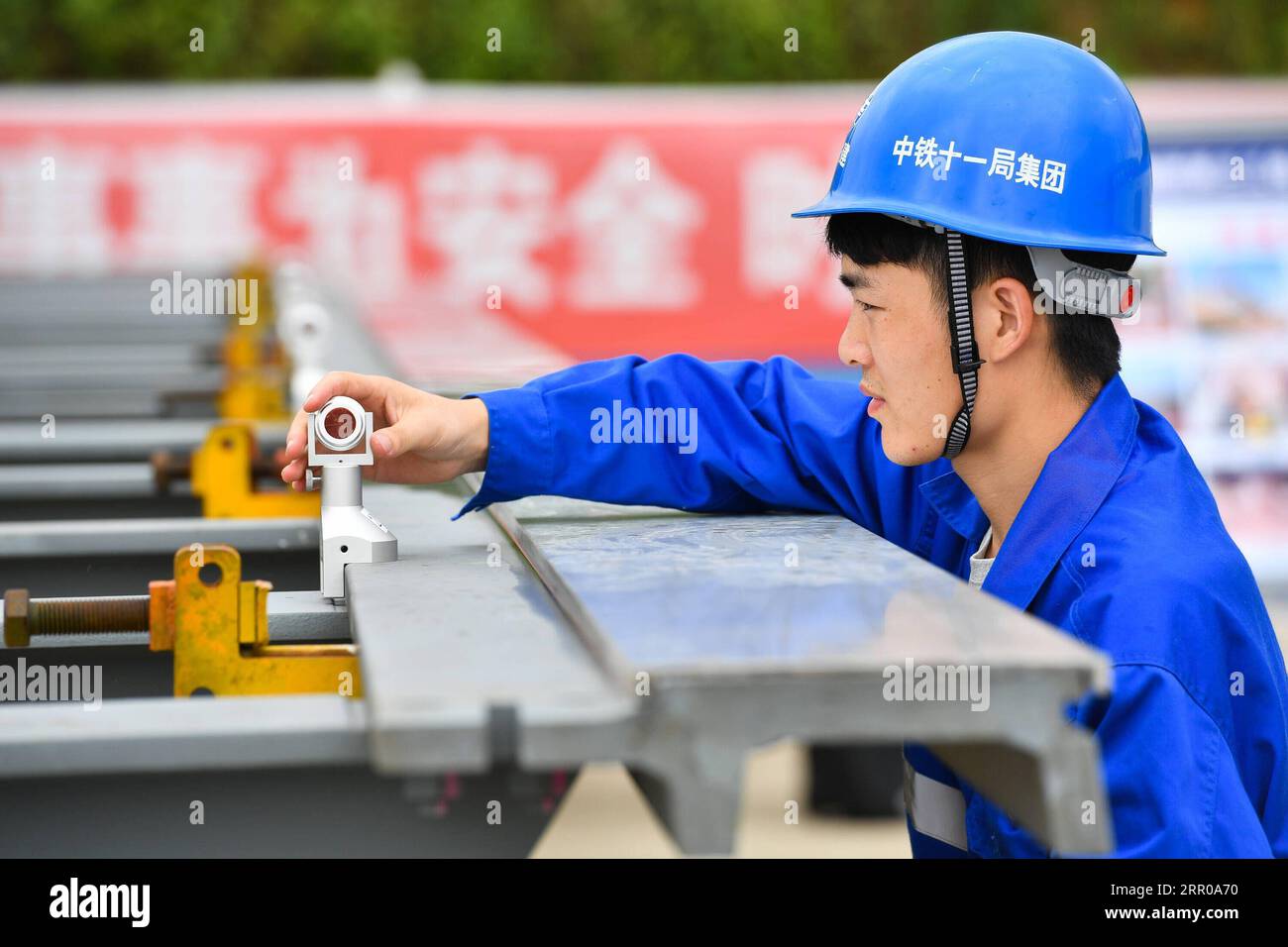 200805 -- QINGYUAN, 5 août 2020 -- Un technicien travaille sur le site de construction d'un chemin de fer maglev à moyenne-basse vitesse dans la ville de Qingyuan, province du Guangdong dans le sud de la Chine, 5 août 2020. Le projet principal de la ligne Qingyuan maglev tour devrait être achevé à la fin de cette année. CHINE-GUANGDONG-MOYENNE-BASSE VITESSE MAGLEV CONSTRUCTION FERROVIAIRE CN LIUXDAWEI PUBLICATIONXNOTXINXCHN Banque D'Images