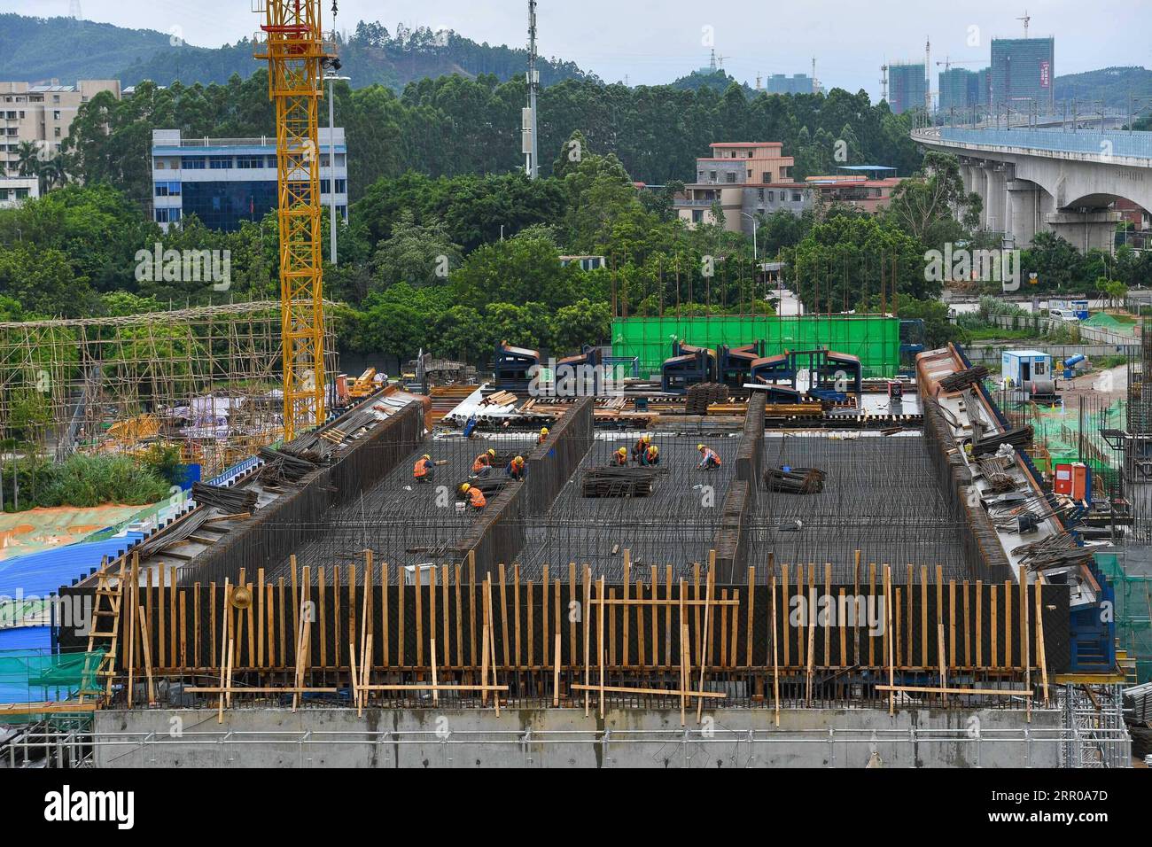 200805 -- QINGYUAN, 5 août 2020 -- la photo prise le 5 août 2020 montre le chantier de construction d'un chemin de fer maglev à vitesse moyenne-basse dans la ville de Qingyuan, province du Guangdong dans le sud de la Chine. Le projet principal de la ligne Qingyuan maglev tour devrait être achevé à la fin de cette année. CHINE-GUANGDONG-MOYENNE-BASSE VITESSE MAGLEV CONSTRUCTION FERROVIAIRE CN LIUXDAWEI PUBLICATIONXNOTXINXCHN Banque D'Images