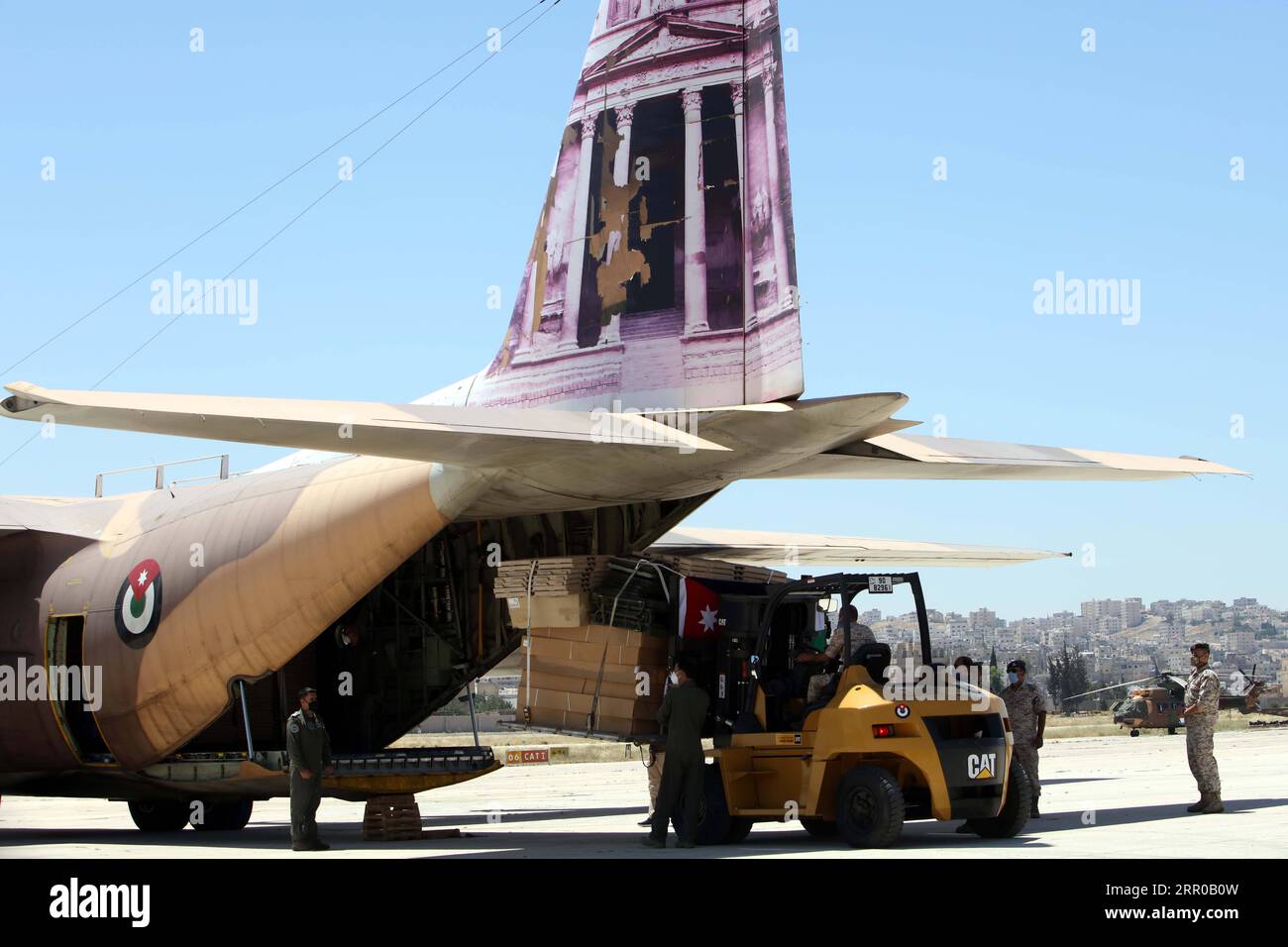 200806 -- AMMAN, le 6 août 2020 -- des fournitures pour un hôpital militaire de campagne sont chargées dans un avion à destination de Beyrouth à l'aéroport militaire Marka à Amman, Jordanie, le 6 août 2020. Le roi Abdallah II de Jordanie a ordonné mercredi qu'un hôpital militaire de campagne soit envoyé au Liban comme unité de secours. Photo de /Xinhua JORDAN-AMMAN-BEIRUT EXPLOSIONS-FIELD HOSPITAL MohammadxAbuxGhosh PUBLICATIONxNOTxINxCHN Banque D'Images