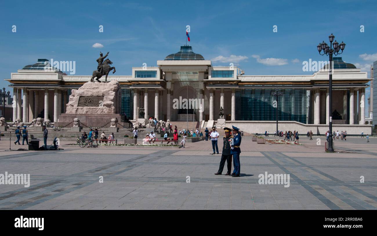 Commémoration des services d'incendie et d'urgence devant le bâtiment du Parlement national sur la place Sukhbaatar, Oulan-Bator, Mongolie Banque D'Images