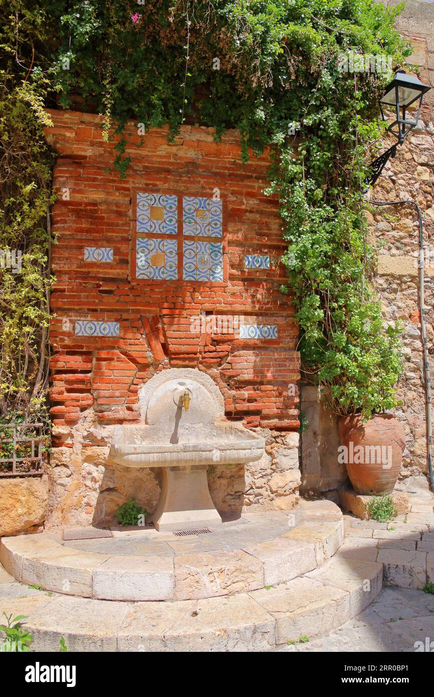 La photo a été prise en Espagne. La photo montre un vieux robinet pour boire et de l'eau à Tarragone. Banque D'Images