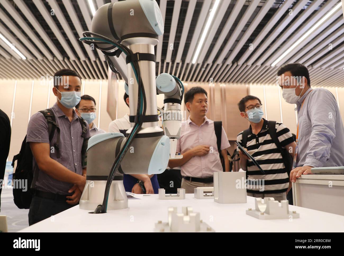 200808 -- SHANGHAI, 8 août 2020 -- les visiteurs parlent avec un exposant à la réunion pré-Expo Supply-Demand Matchmaking pour l'industrie intelligente et la zone d'exposition de la 3e China International Import Expo CIIE à Shanghai, dans l'est de la Chine, le 8 août 2020. La réunion pré-Expo offre-demande Matchmaking Meeting for Intelligent Industry & information Technology Exhibition Area de la 3e CIIE a eu lieu samedi au National Exhibition and Convention Center de Shanghai. Plus de 60 exposants et 100 acheteurs ont assisté à la réunion. CHINA-SHANGHAI-CIIE-PRE-EXPO-MATCHMAKING MEETING CN Banque D'Images