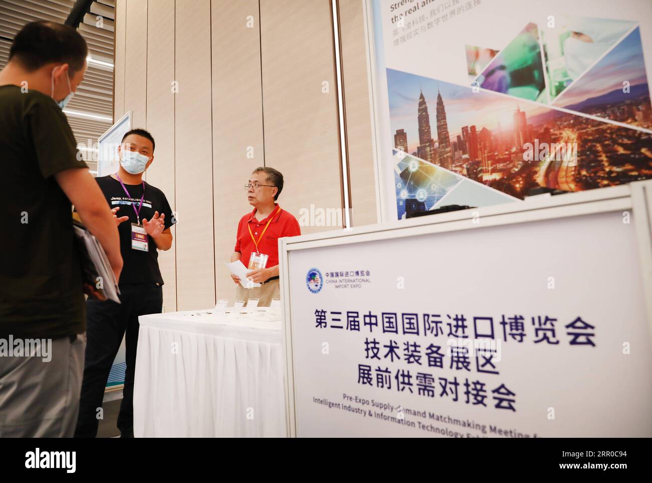 200808 -- SHANGHAI, 8 août 2020 -- Un visiteur parle avec un exposant à la réunion pré-Expo Supply-Demand Matchmaking pour l'industrie intelligente et la technologie de l'information zone d'exposition de la 3e China International Import Expo CIIE à Shanghai, Chine orientale, 8 août 2020. La réunion pré-Expo offre-demande Matchmaking Meeting for Intelligent Industry & information Technology Exhibition Area de la 3e CIIE a eu lieu samedi au National Exhibition and Convention Center de Shanghai. Plus de 60 exposants et 100 acheteurs ont assisté à la réunion. CHINA-SHANGHAI-CIIE-PRE-EXPO-MATCHMAKING MEETING Banque D'Images