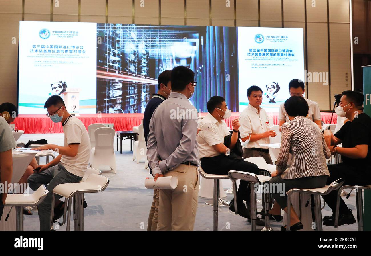 200808 -- SHANGHAI, 8 août 2020 -- la photo prise le 8 août 2020 montre le site de la réunion pré-Expo Supply-Demand Matchmaking Meeting pour l'industrie intelligente et la technologie de l'information zone d'exposition de la 3e China International Import Expo CIIE à Shanghai, dans l'est de la Chine. La réunion pré-Expo offre-demande Matchmaking Meeting for Intelligent Industry & information Technology Exhibition Area de la 3e CIIE a eu lieu samedi au National Exhibition and Convention Center de Shanghai. Plus de 60 exposants et 100 acheteurs ont assisté à la réunion. CHINA-SHANGHAI-CIIE-PRE-EXPO-MATCHMAKING MEETING CN FA Banque D'Images