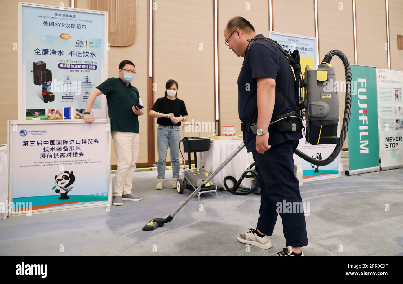 200808 -- SHANGHAI, 8 août 2020 -- Un exposant allemand présente un nettoyeur de poussière à la réunion pré-Expo Supply-Demand Matchmaking pour l'industrie intelligente et la technologie de l'information zone d'exposition de la 3e China International Import Expo CIIE à Shanghai, dans l'est de la Chine, le 8 août 2020. La réunion pré-Expo offre-demande Matchmaking Meeting for Intelligent Industry & information Technology Exhibition Area de la 3e CIIE a eu lieu samedi au National Exhibition and Convention Center de Shanghai. Plus de 60 exposants et 100 acheteurs ont assisté à la réunion. CHINA-SHANGHAI-CIIE-PRE-EXPO-MATCHMAKING Banque D'Images