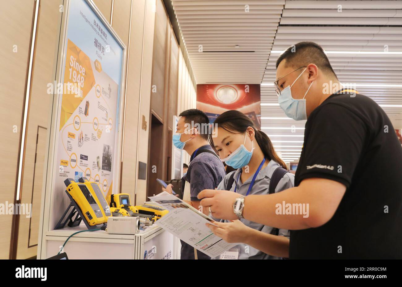 200808 -- SHANGHAI, 8 août 2020 -- un exposant présente une brochure de produit à un visiteur à la réunion pré-Expo Supply-Demand Matchmaking pour l'industrie intelligente et la zone d'exposition de technologie de l'information de la 3e China International Import Expo CIIE à Shanghai, Chine orientale, 8 août 2020. La réunion pré-Expo offre-demande Matchmaking Meeting for Intelligent Industry & information Technology Exhibition Area de la 3e CIIE a eu lieu samedi au National Exhibition and Convention Center de Shanghai. Plus de 60 exposants et 100 acheteurs ont assisté à la réunion. CHINE-SHANGHAI-CIIE-PRE-EXPO- Banque D'Images