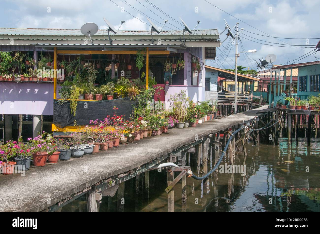 Kampung Ayer flottant ou sur pilotis village sur l'île de Labuan, Malaisie Banque D'Images