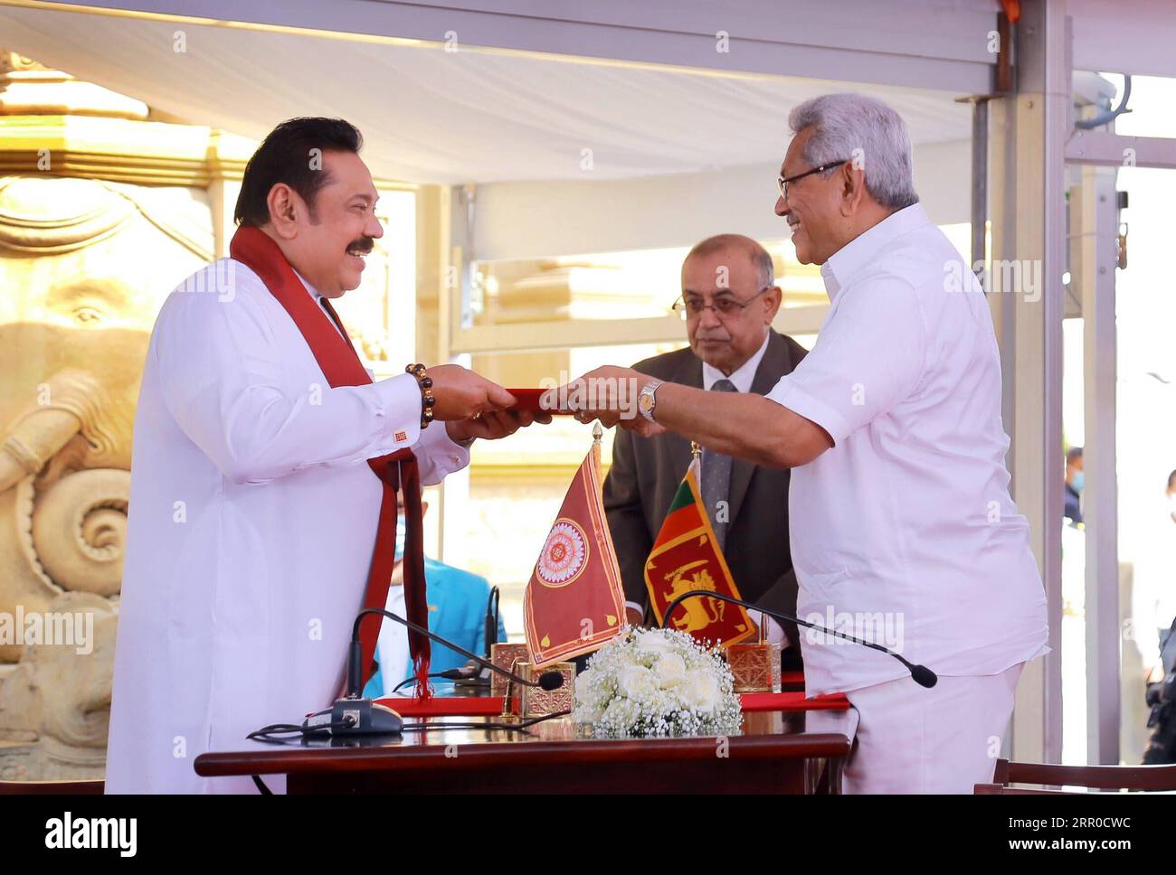 200809 -- COLOMBO, 9 août 2020 Xinhua -- Mahinda Rajapaksa L, chef du parti sri lankais Podujana Peramuna et Gotabaya Rajapaksa, président sri lankais, assistent à une cérémonie au temple Kelaniya, à la périphérie de Colombo, la capitale sri lankaise, le 9 août 2020. Mahinda Rajapaksa a prêté serment en tant que nouveau Premier ministre du pays dimanche après que son parti eut obtenu une victoire écrasante aux élections parlementaires qui se sont récemment achevées. Photo de Ajith Perera/Xinhua SRI LANKA-COLOMBO-PM-CEREMONY PUBLICATIONxNOTxINxCHN Banque D'Images