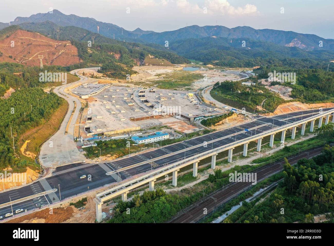 200809 -- QINGYUAN, 9 août 2020 -- une photo aérienne prise le 9 août 2020 montre un chemin de fer maglev à vitesse moyenne-basse en construction près du parc à thème Chimelong dans la ville de Qingyuan, province du Guangdong dans le sud de la Chine. Le projet principal de la ligne Qingyuan maglev tour devrait être achevé à la fin de cette année. CHINE-GUANGDONG-MOYENNE-BASSE VITESSE MAGLEV CONSTRUCTION FERROVIAIRE CN LIUXDAWEI PUBLICATIONXNOTXINXCHN Banque D'Images