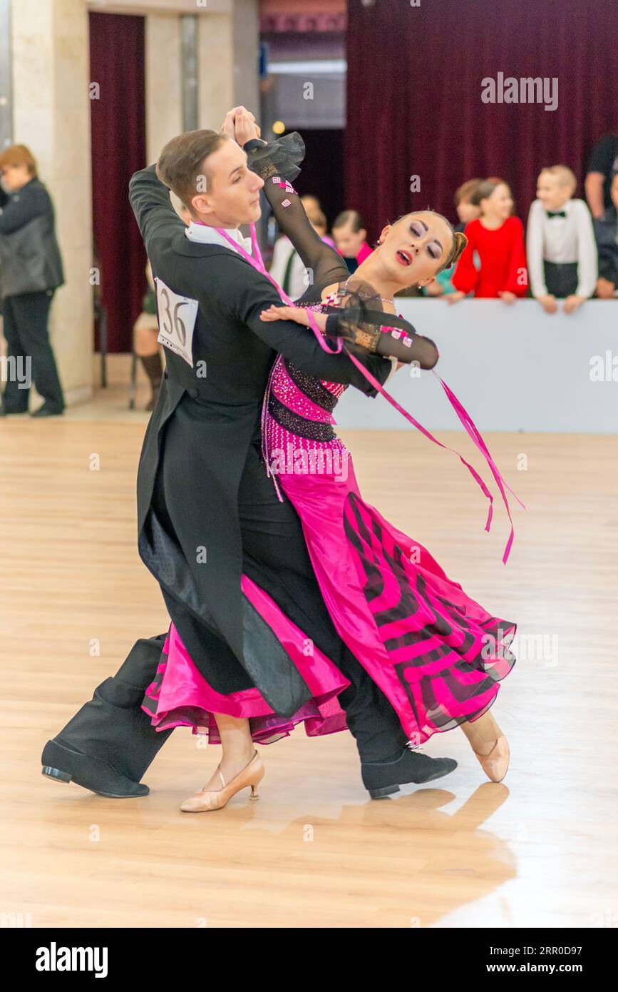 Trophée Danseur De Valse – Colonne Violette Base Pondérée – Prix Concours Mariage