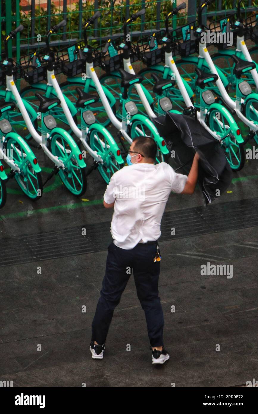 200811 -- XIAMEN, 11 août 2020 -- Un homme marche contre des vents forts apportés par le typhon Mekkhala dans une rue de Xiamen, province du Fujian dans le sud-est de la Chine, 11 août 2020. Le typhon Mekkhala, le sixième cette année, a touché terre vers 7:30 heures du matin mardi dans le comté de Zhangpu, dans la province du Fujian de l est de la Chine, apportant des coups de vent allant jusqu à 33 mètres par seconde près de son œil, selon les autorités météorologiques locales. Photo de /Xinhua CHINA-FUJIAN-TYPHOONCN ZhouxDaoxian PUBLICATIONxNOTxINxCHN Banque D'Images