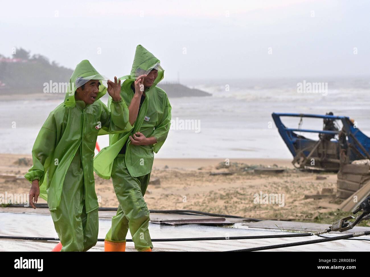 200811 -- ZHANGZHOU, le 11 août 2020 -- les pêcheurs marchent contre les vents violents apportés par le typhon Mekkhala dans la ville de Qianting du comté de Zhangpu, Zhangzhou, province du Fujian du sud-est de la Chine, le 11 août 2020. Le typhon Mekkhala, le sixième cette année, a touché terre vers 7:30 heures du matin mardi dans le comté de Zhangpu, dans la province du Fujian de l est de la Chine, apportant des coups de vent allant jusqu à 33 mètres par seconde près de son œil, selon les autorités météorologiques locales. CHINA-FUJIAN-TYPHOONCN WeixPeiquan PUBLICATIONxNOTxINxCHN Banque D'Images