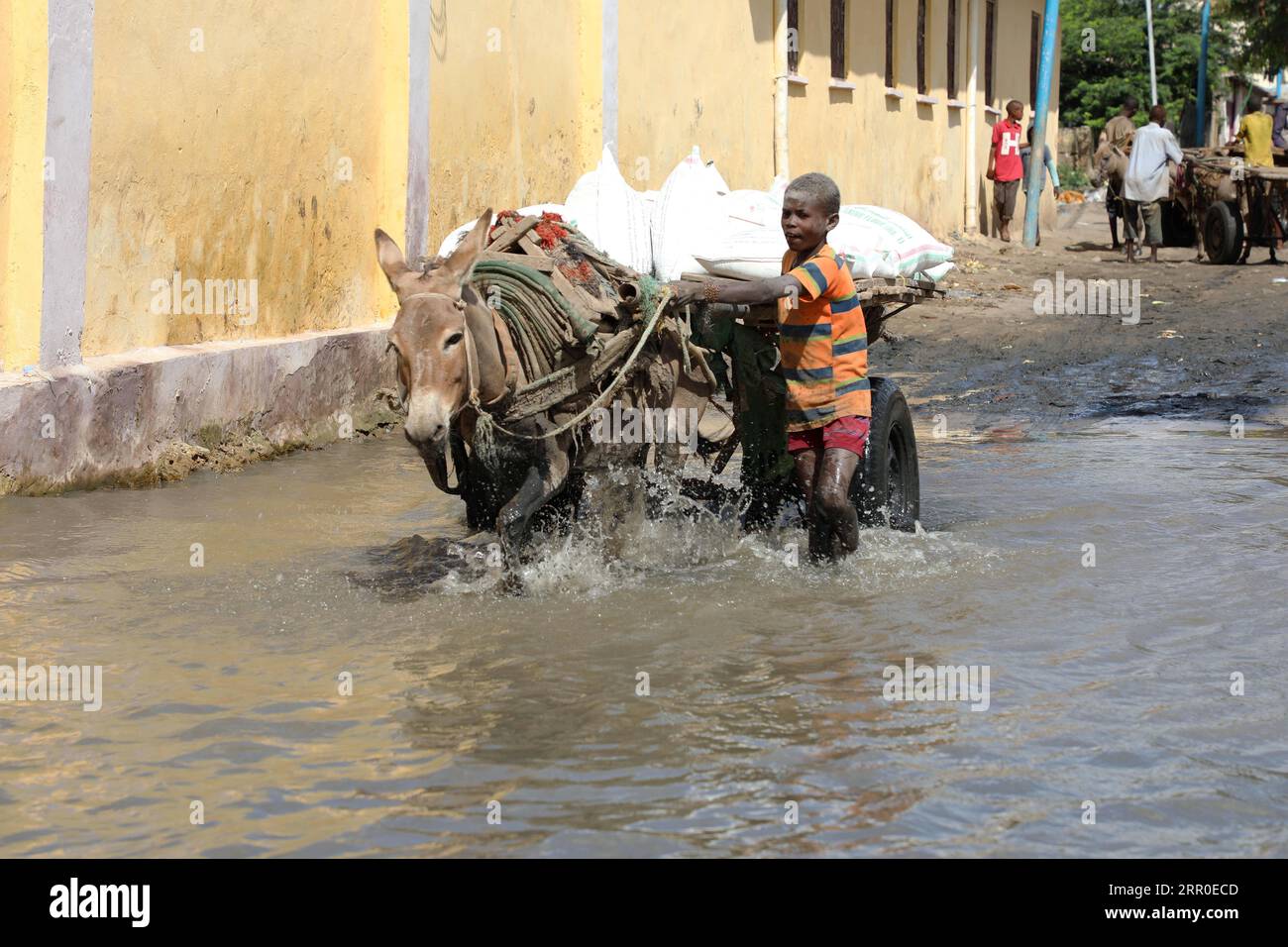 200811 -- MOGADISCIO, le 11 août 2020 Xinhua -- Un enfant traverse une route inondée à Afgoye, en Somalie, le 9 août 2020. Plus de 150 000 Somaliens ont fui leurs foyers depuis juin en raison des crues éclair et des inondations fluviales dans les régions méridionales de ce pays de la Corne de l'Afrique, a déclaré Farhan Haq, porte-parole adjoint du Secrétaire général de l'ONU Antonio Guterres, aux journalistes lors d'un point de presse virtuel vendredi. Photo Hassan Bashi/Xinhua SOMALIA-MOGADISCIO-FLOOD PUBLICATIONxNOTxINxCHN Banque D'Images