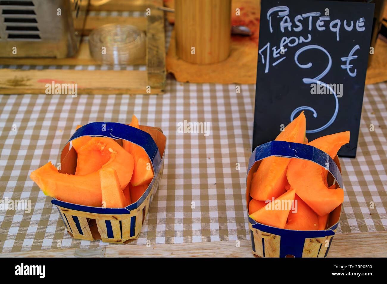 Tranches de melon cantaloup à l'orange mûre au marché fermier en plein air du cours Saleya dans la vieille ville, Vieille ville à Nice, Côte d'Azur, Sud de la France Banque D'Images