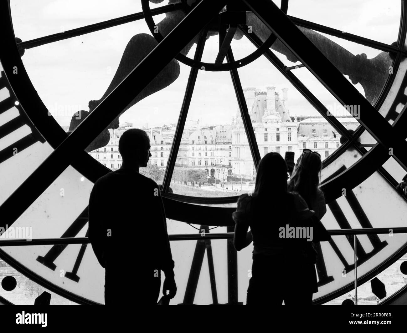Noir et blanc, en regardant View Throw Clock face, Musée d'Orsay, Paris, France, Europe, UE. Banque D'Images