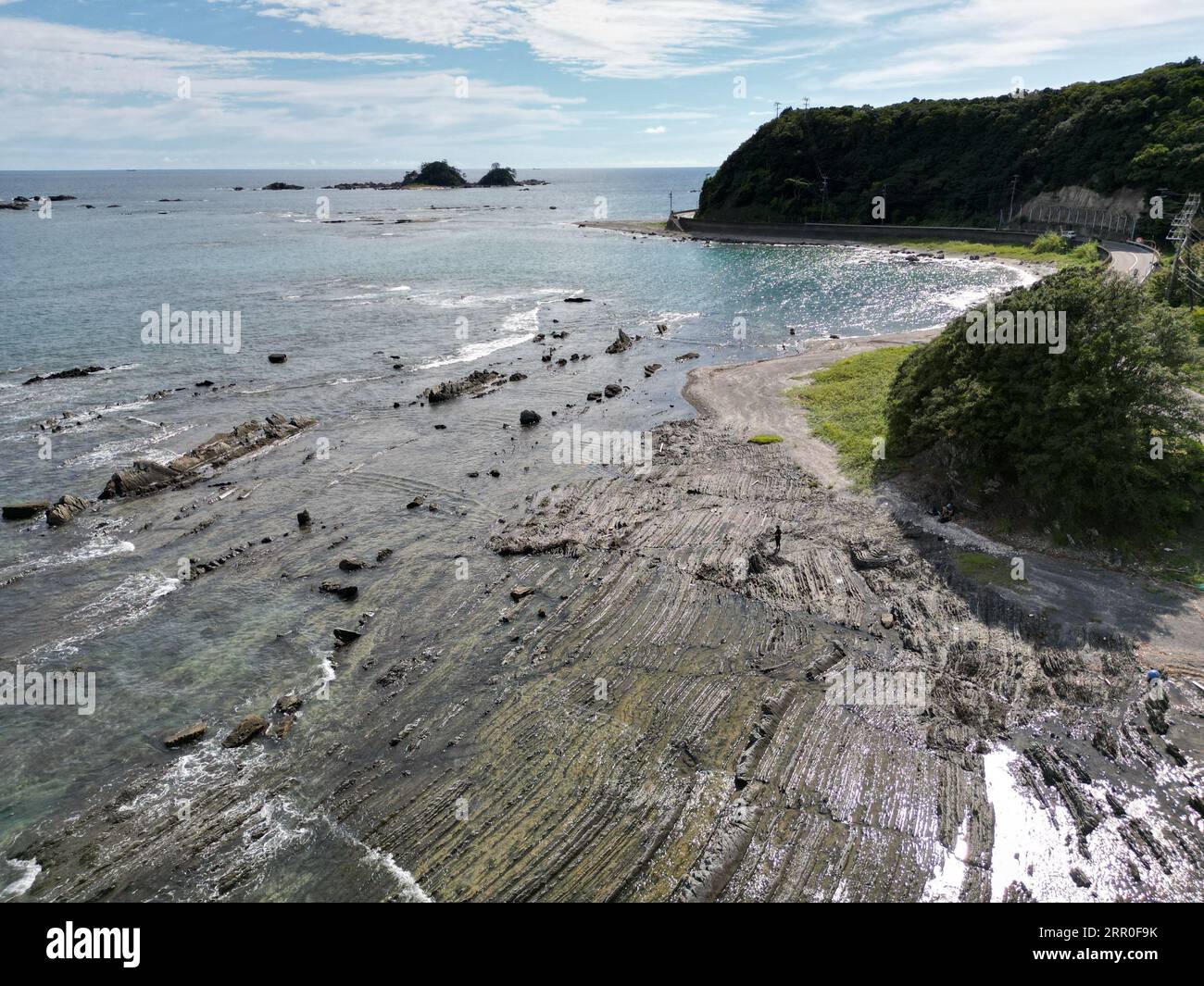 Une vue panoramique d'un paysage côtier rocheux de l'océan au Japon Banque D'Images