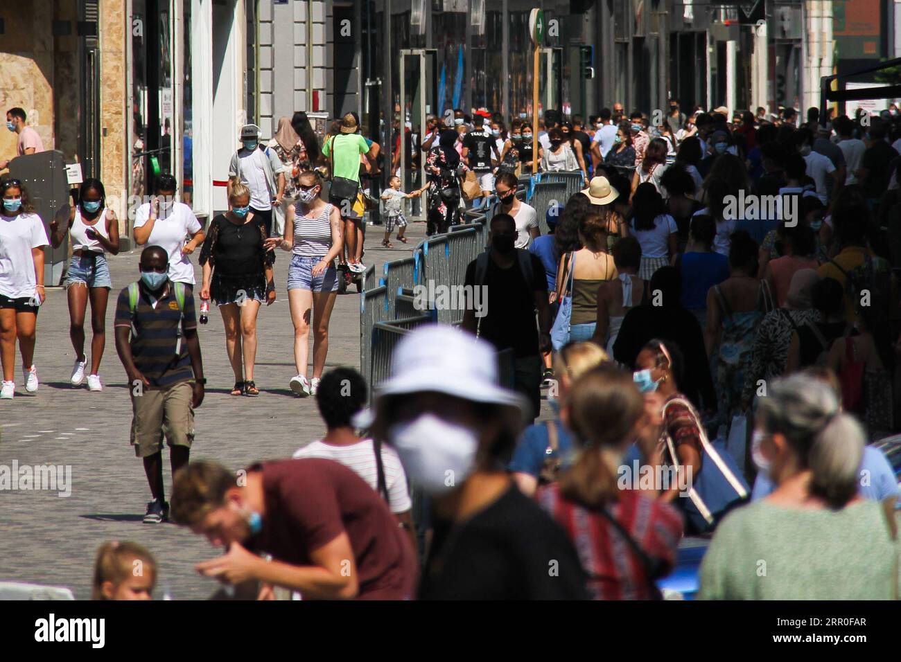 200812 -- BRUXELLES, 12 août 2020 -- des gens marchent dans une rue commerçante de Bruxelles, Belgique, 12 août 2020. Le ministre-président de la région de Bruxelles-capitale Rudi Vervoort a décidé de rendre obligatoire le port du masque dans les lieux publics de toute la région à partir de mercredi. La réglementation est venue alors que le taux d'incidence dans la région a dépassé le seuil de 50 cas pour 100 000 habitants au cours des sept derniers jours. BELGIQUE-BRUXELLES-MASQUE-OBLIGATOIRE ZhengxHuansong PUBLICATIONxNOTxINxCHN Banque D'Images